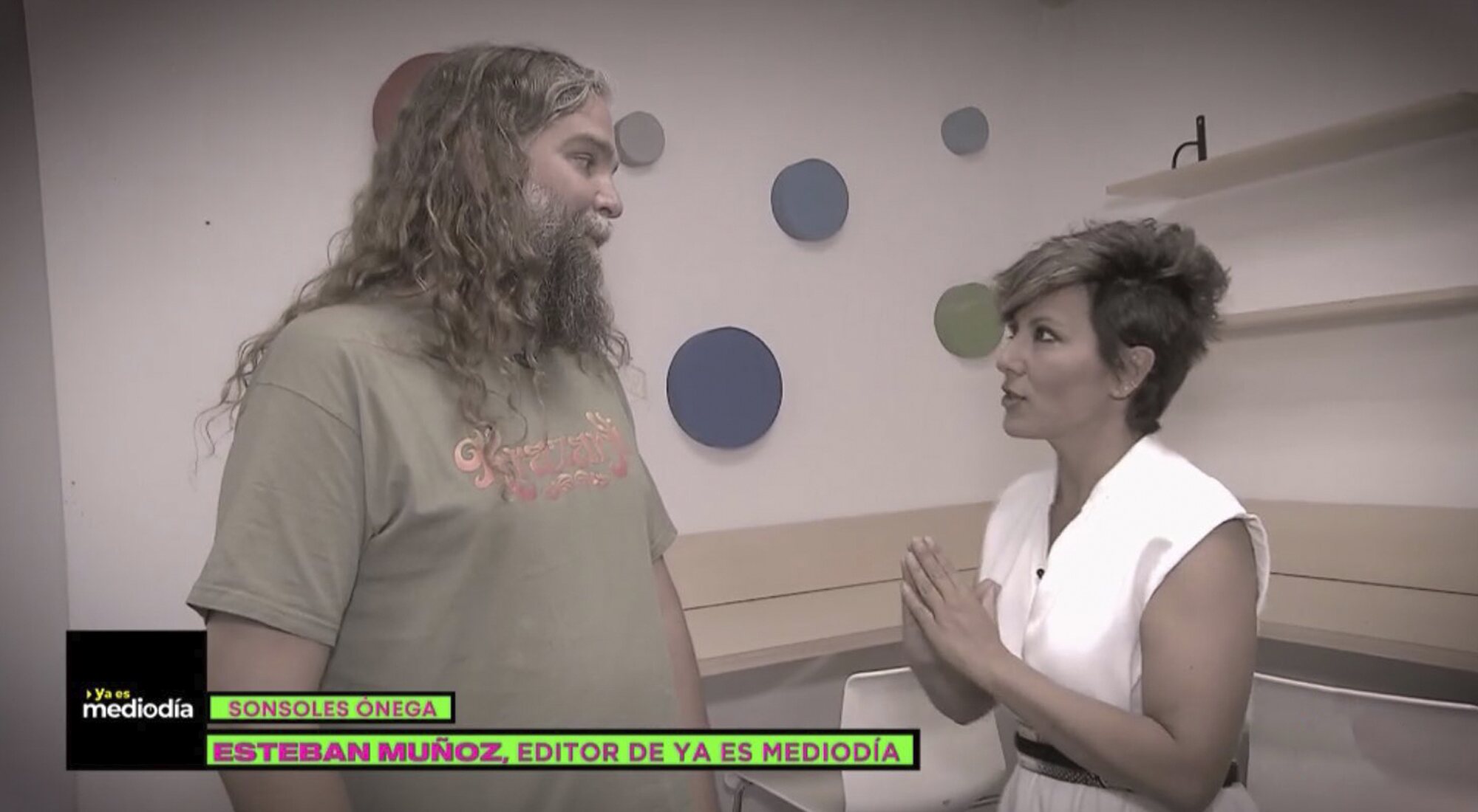 Sonsoles Ónega anima al editor de 'Ya es mediodía', Esteban Muñoz, por su participación en 'Sálvame Mediafest'