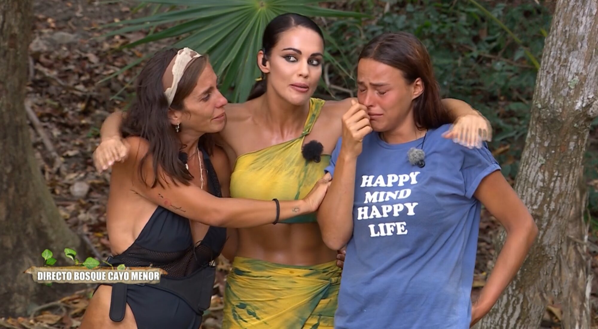 Lara Álvarez trata de consolar a Anabel Pantoja y Marta Peñate en 'Supervivientes'