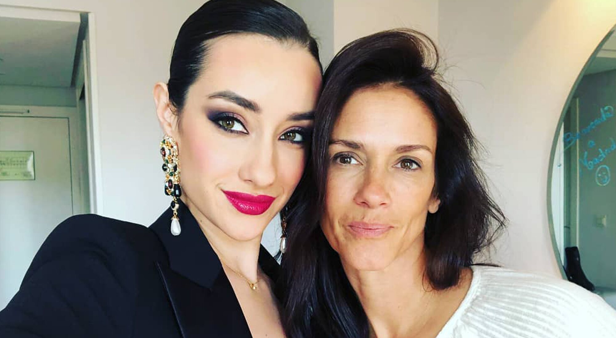 Adara Molinero junto a su madre Elena Rodríguez