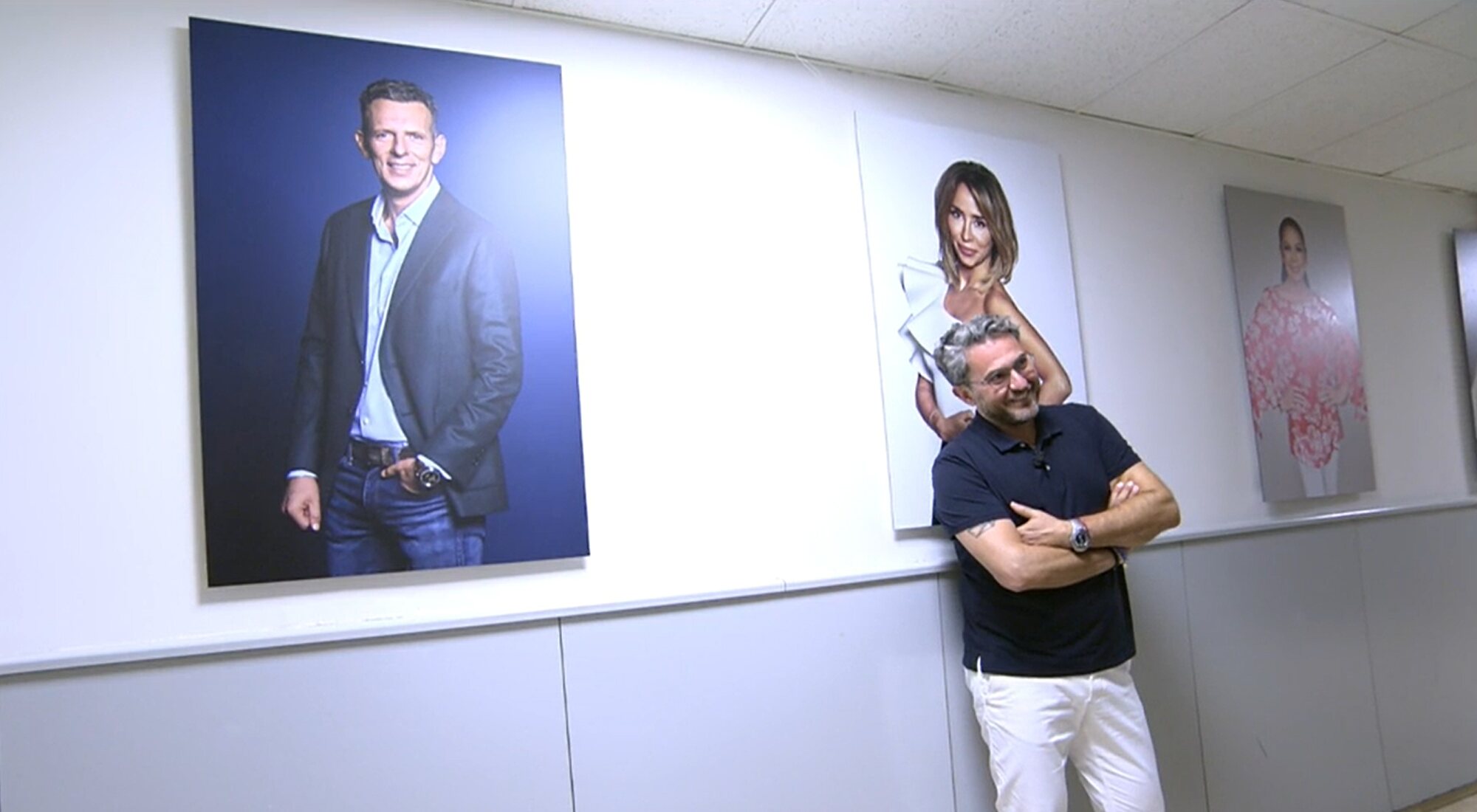 Máximo Huerta posa junto a la foto de María Pariño en 'Ya es verano'