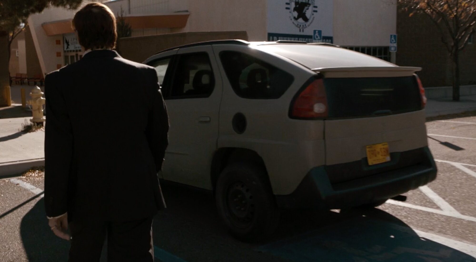 Saul pasa al lado del coche de Walter White en 'Better Call Saul'