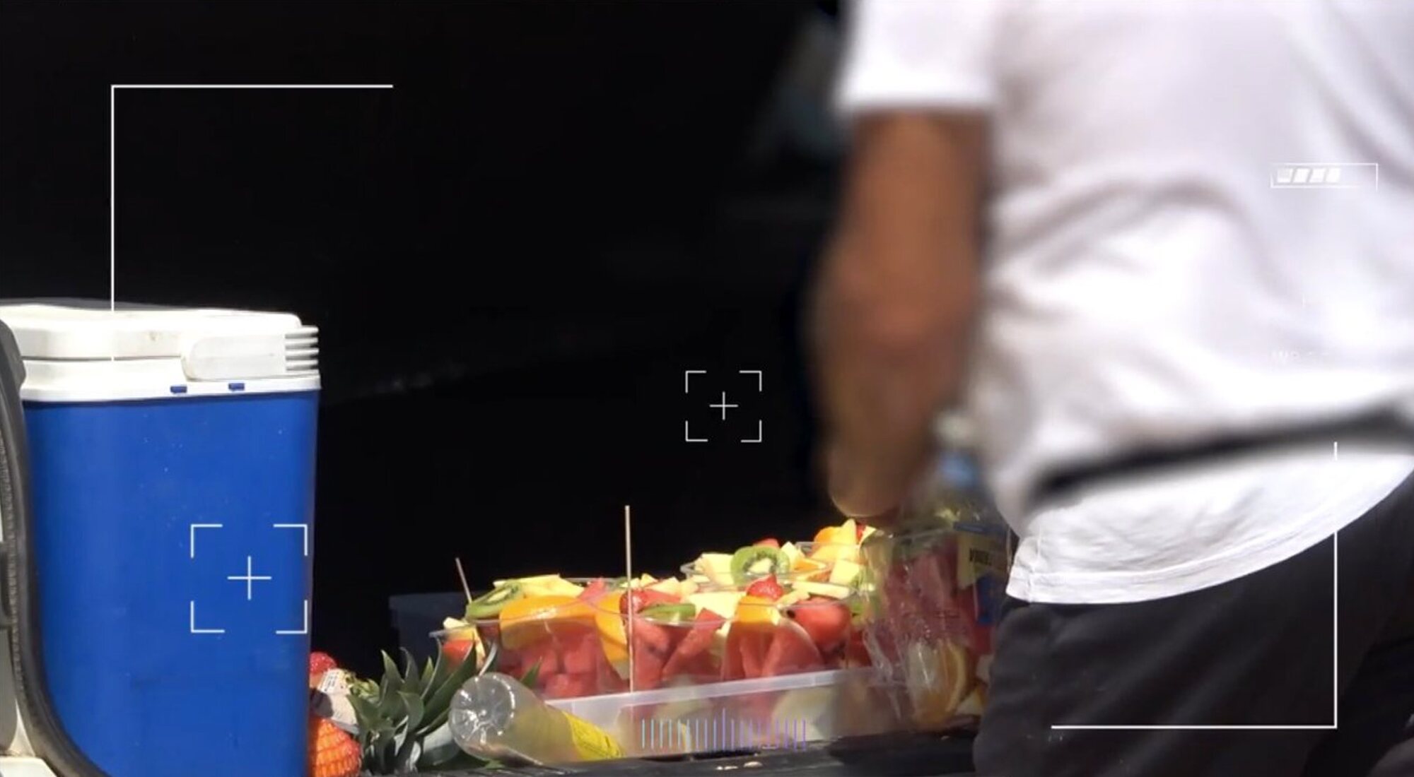 'Ya es verano' graba al vendedor ambulante sacando fruta de su maletero