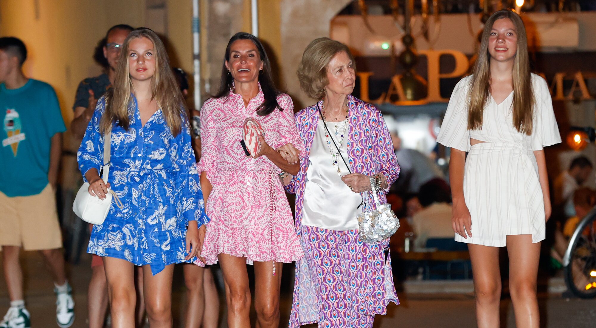 La reina, su suegra y sus hijas pasean juntas por Mallorca