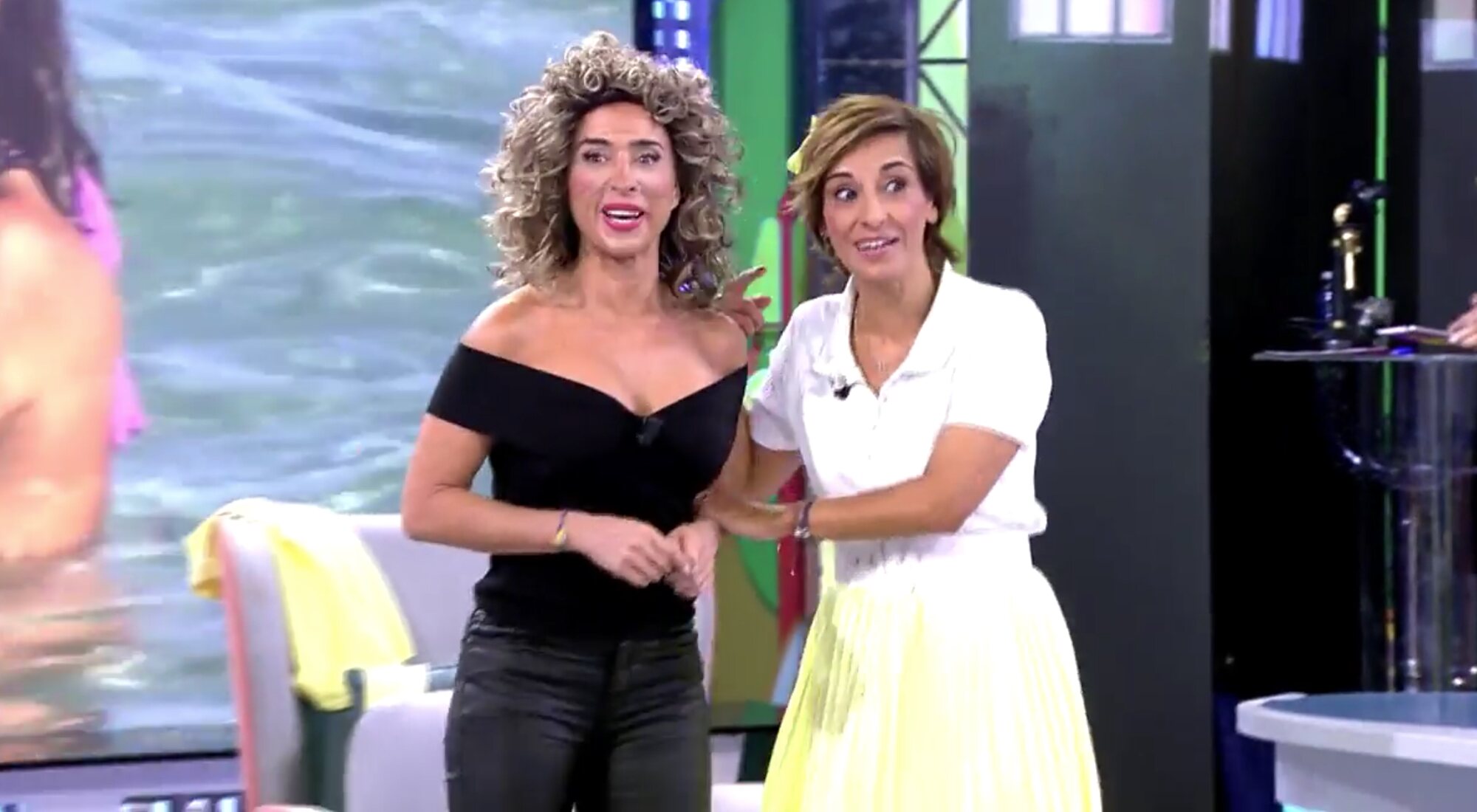 María Patiño y Adela González como Olivia Newton-John en 'Sálvame'