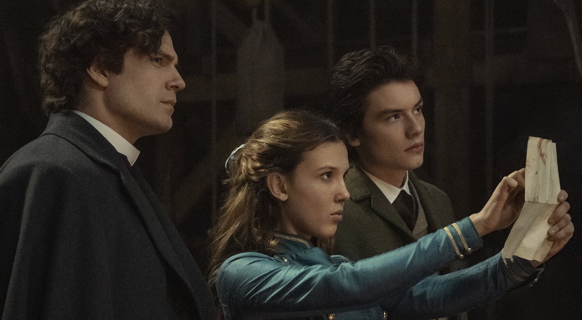 Henry Cavill, Millie Bobby Brown y Louis Partridge en 'Enola Holmes 2'