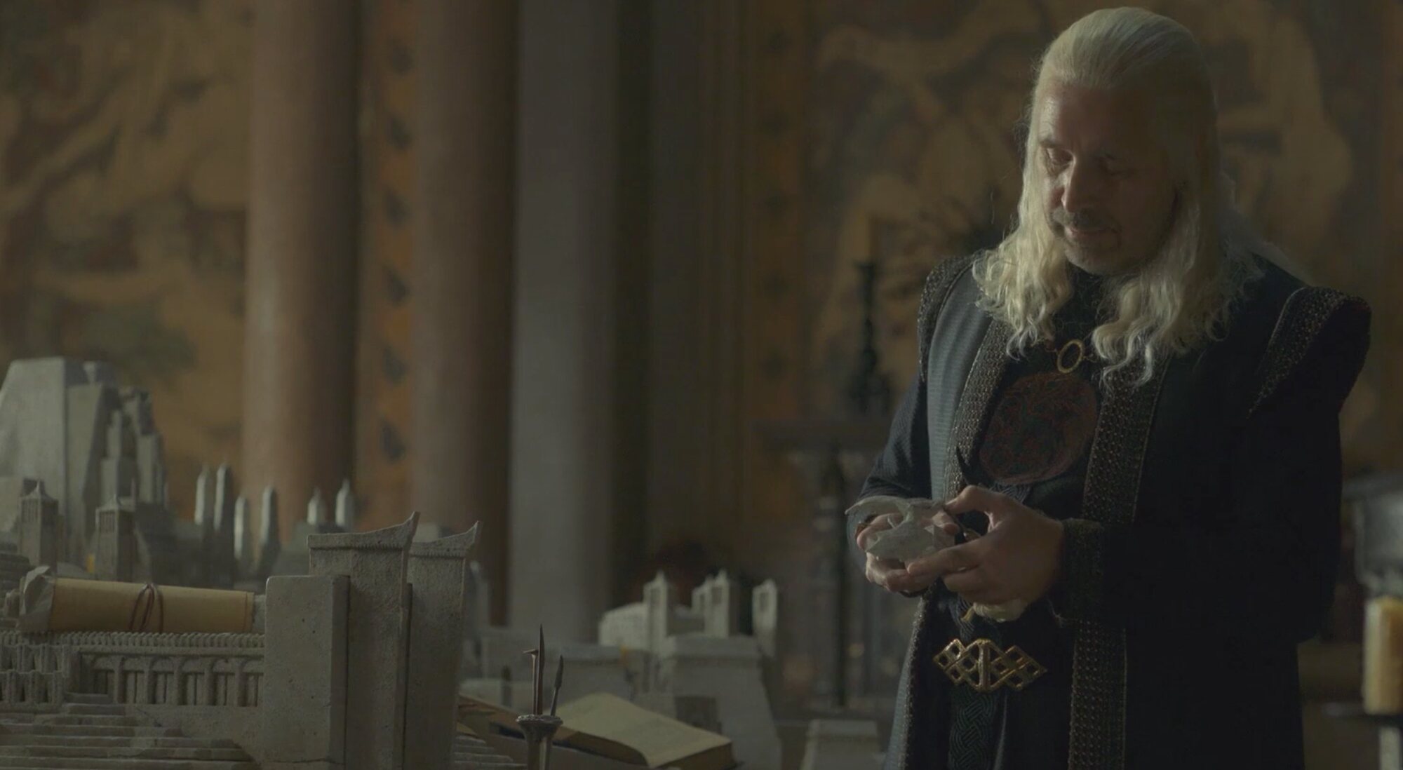 Viserys junto a su maqueta en 'La Casa del Dragón'