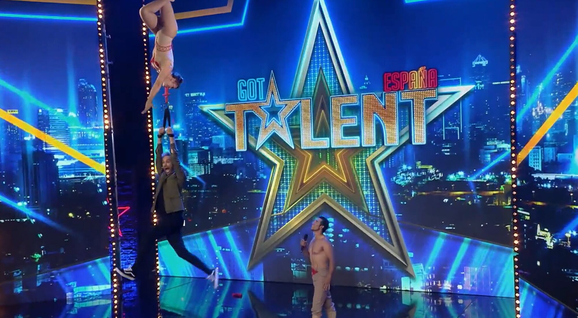 La acróbata de Duo Tigno sostiene a Dani Martínez con la boca en 'Got Talent'