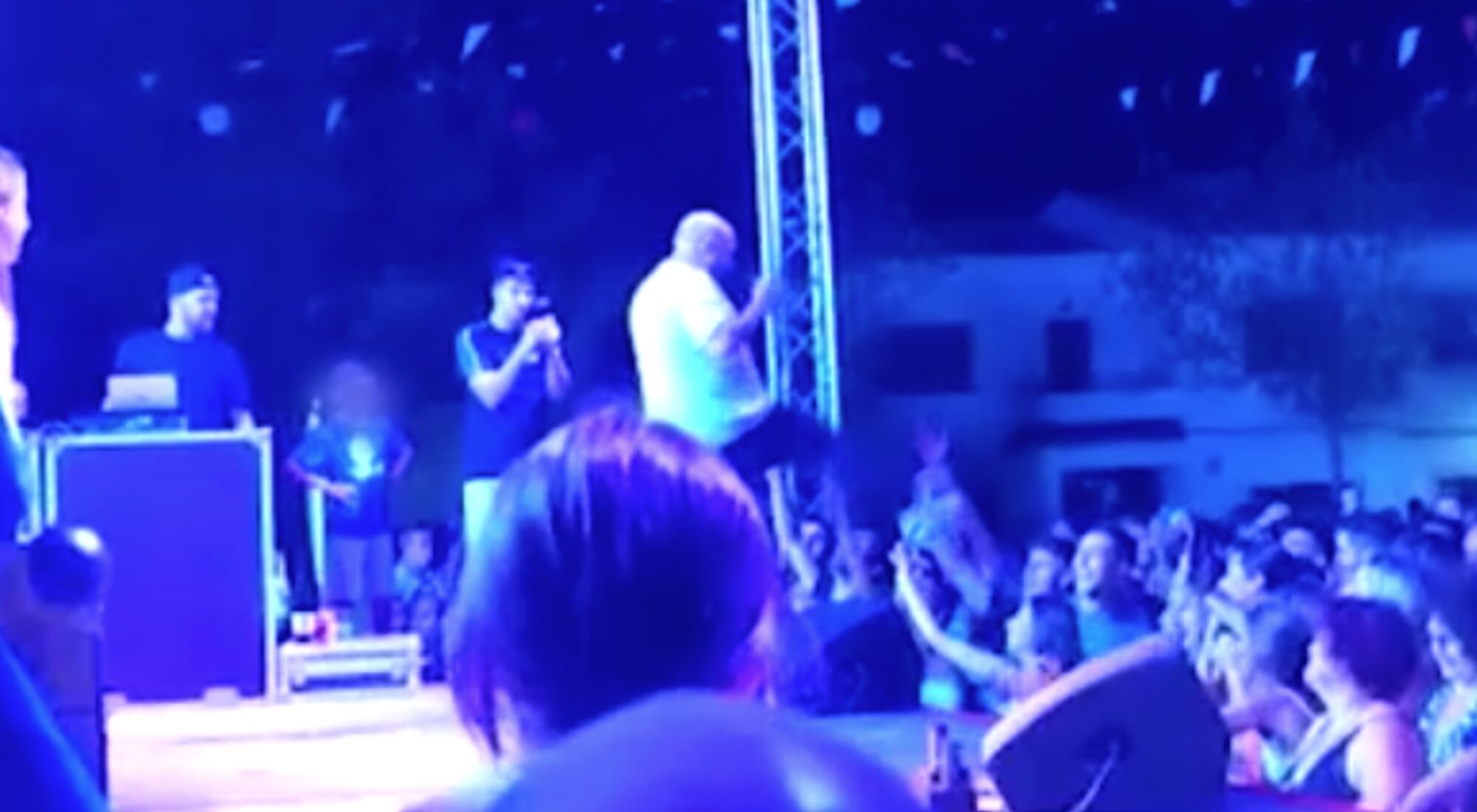 Patada de Kiko Rivera a un asistente a su concierto