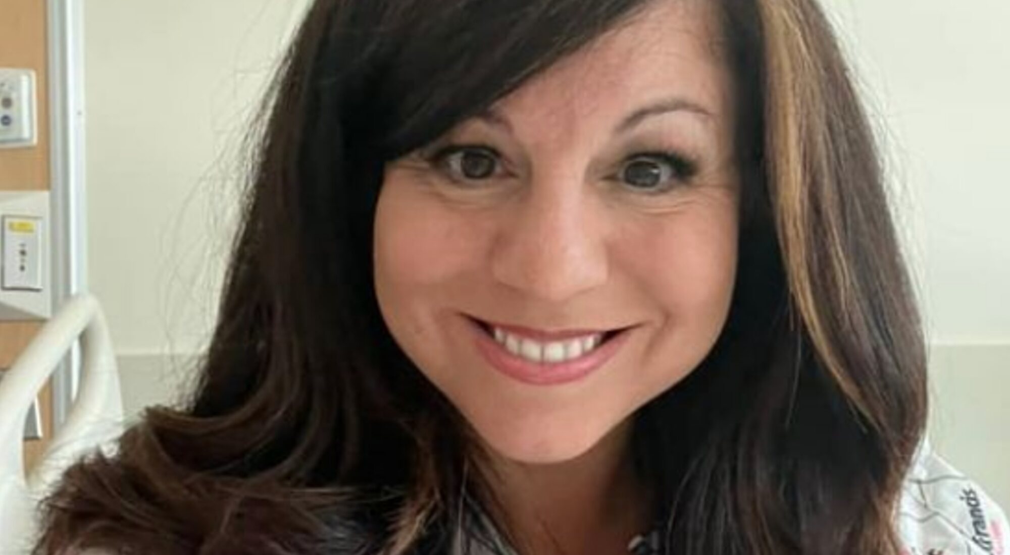 Julie Chin en la camilla del hospital