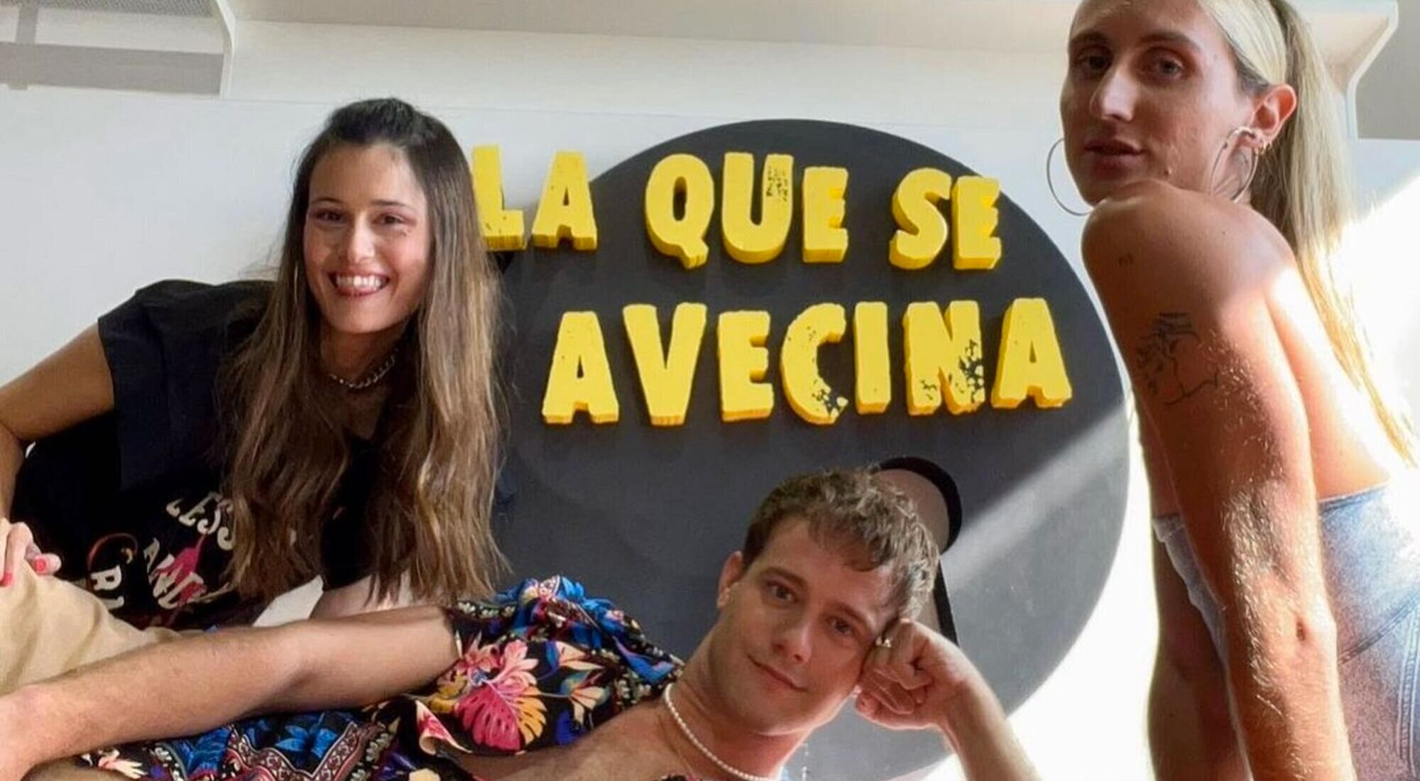 Jaime Riba, Elisabeth Larena y Alex de la Croix en el rodaje de 'La que se avecina'