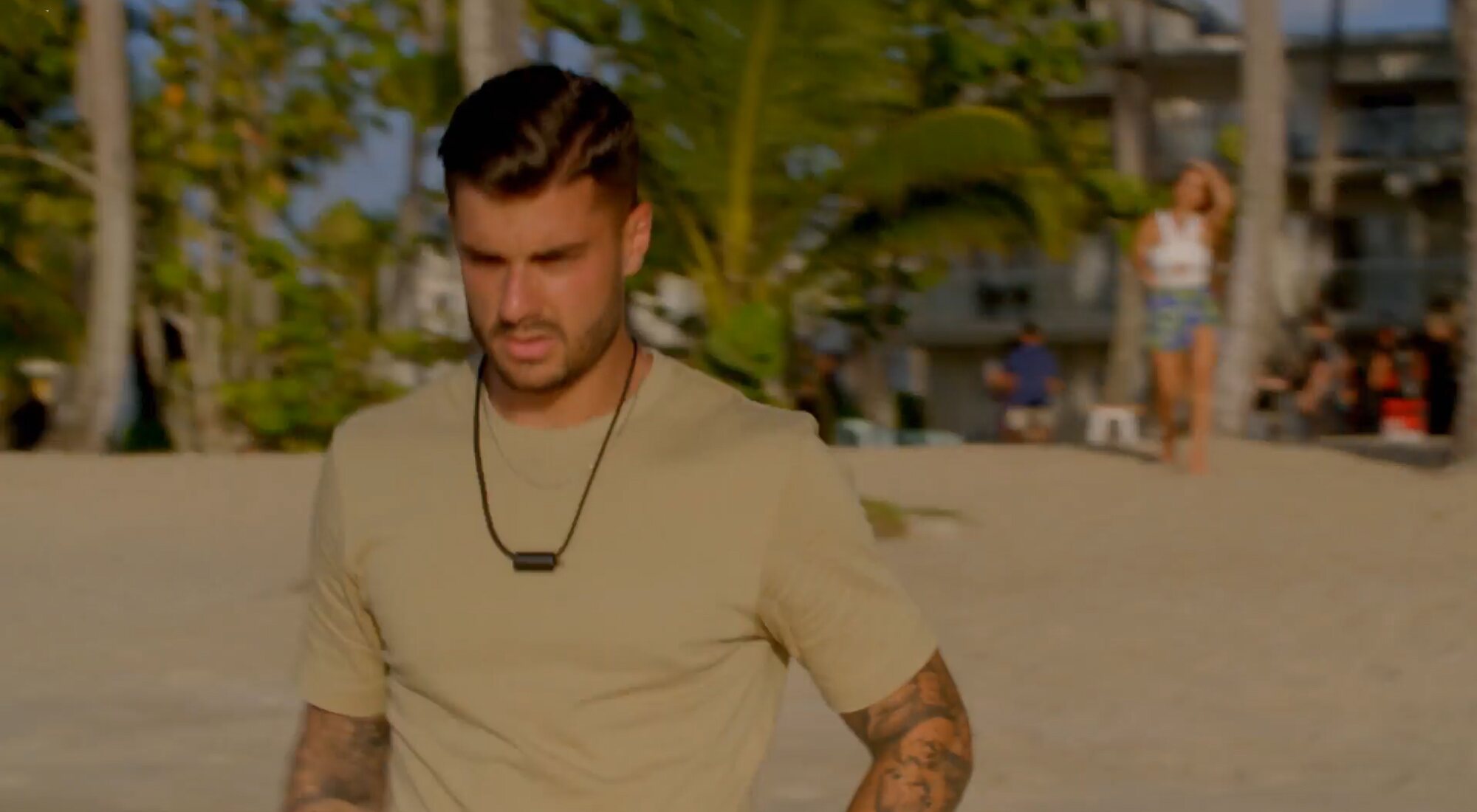 Mario se aleja de su novia Laura sin despedirse en el estreno de &#39;La isla de las tentaciones 5&#39;