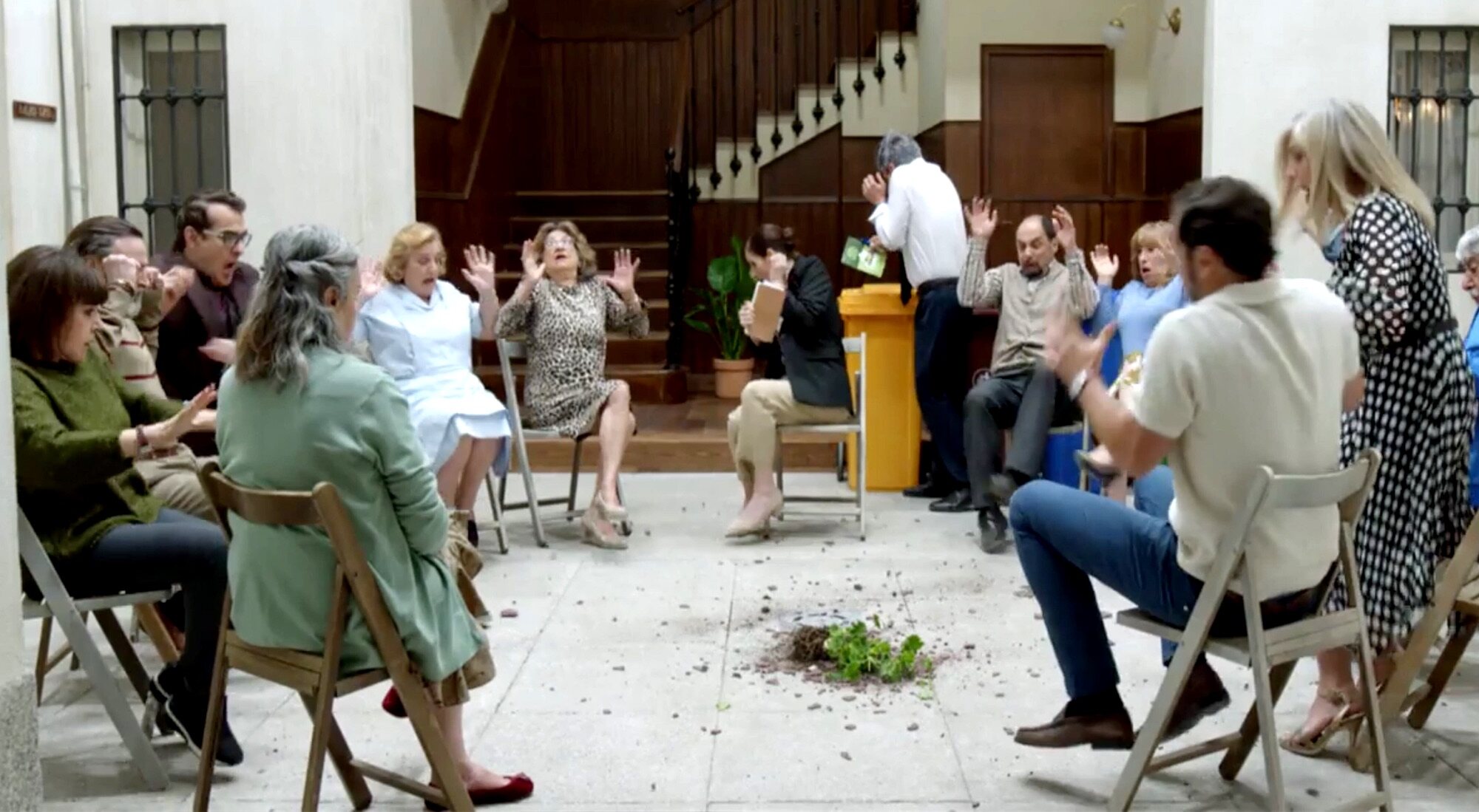 Junta de vecinos en Contubernio 49, dentro de 'La que se avecina 13'