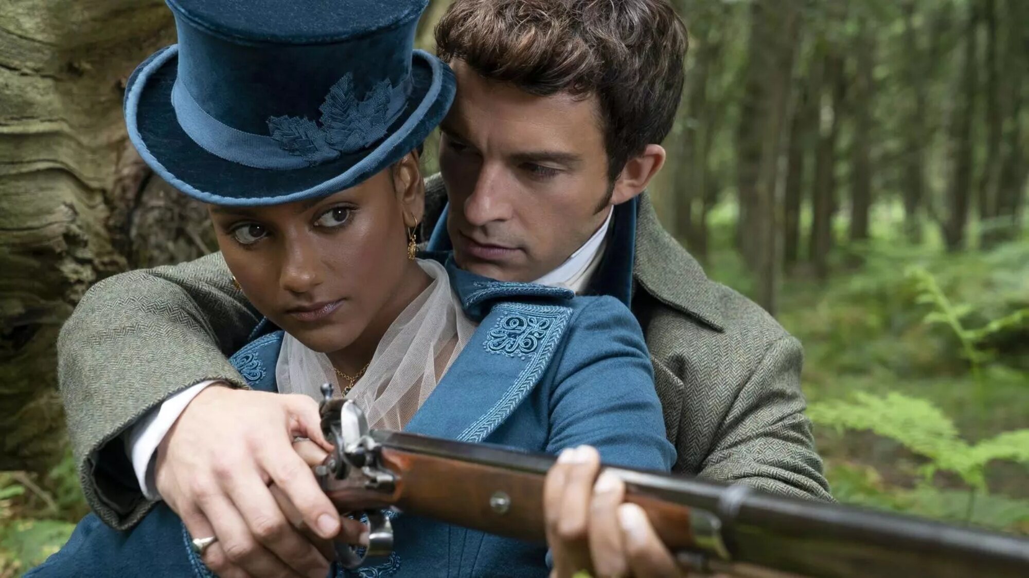 Simone Ashley y Jonathan Bailey en 'Los Bridgerton'