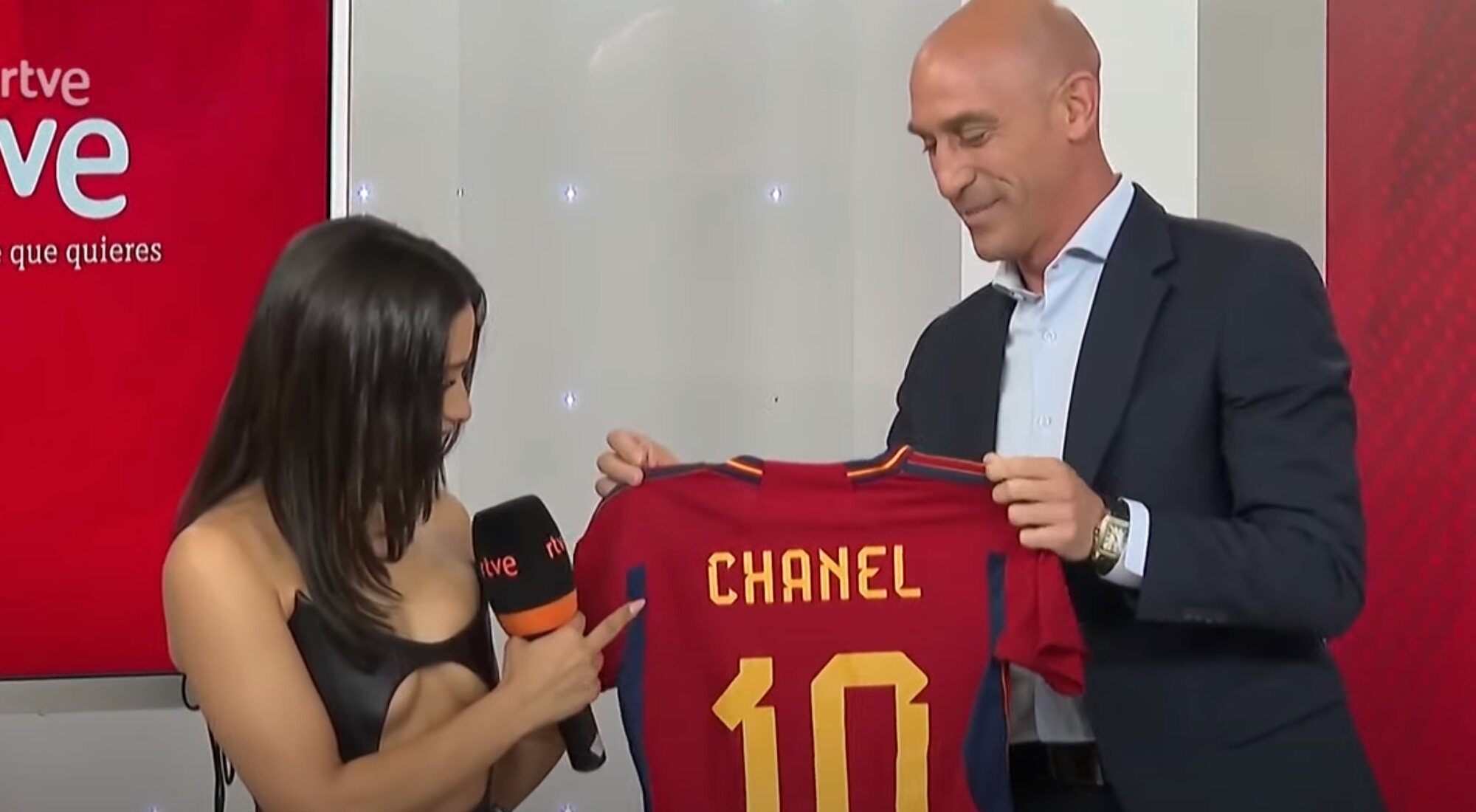Chanel recibe la camiseta de la Selección Española