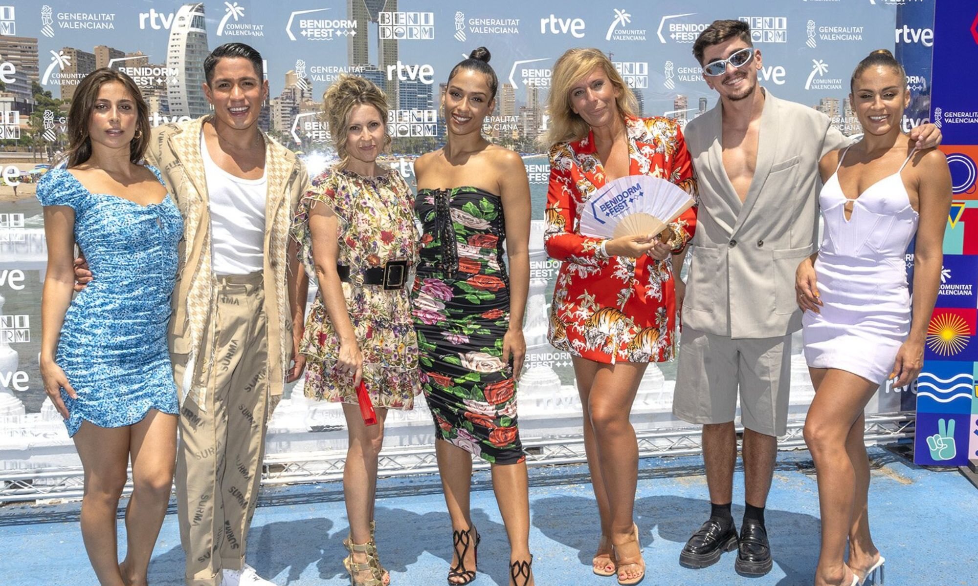 Chanel, sus bailarines y Eva Mora y María Eizaguirre