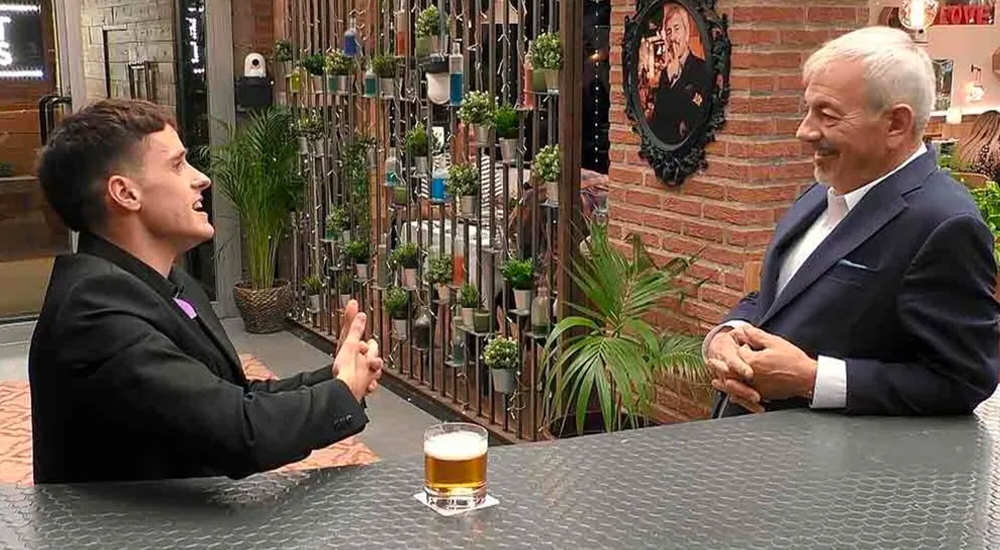 Carlos Sobera con Adrián "Grifo" en 'First Dates'