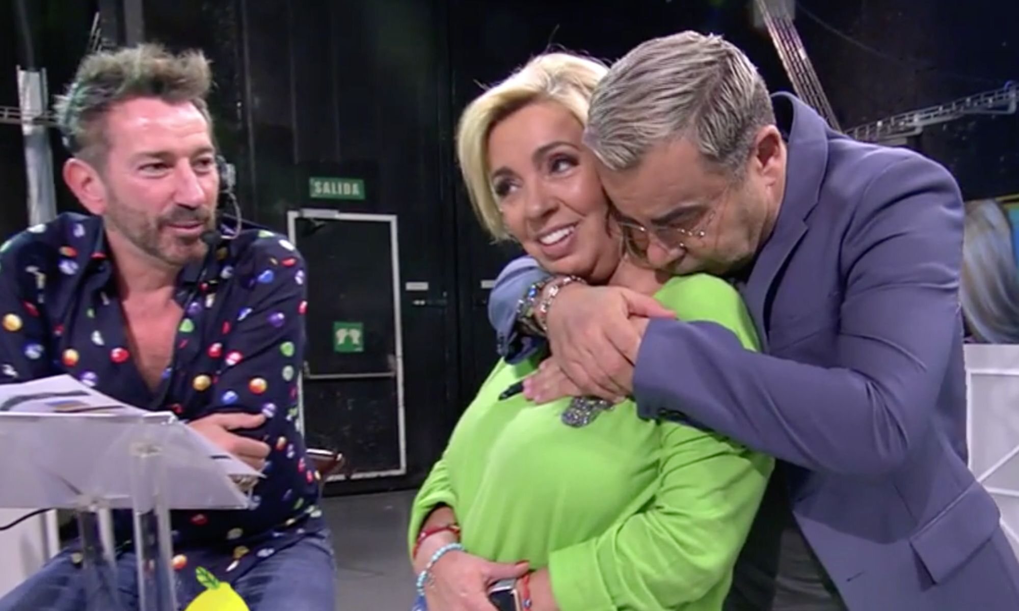 Jorge Javier Vázquez abrazando a Carmen Borrego en 'Sálvame'