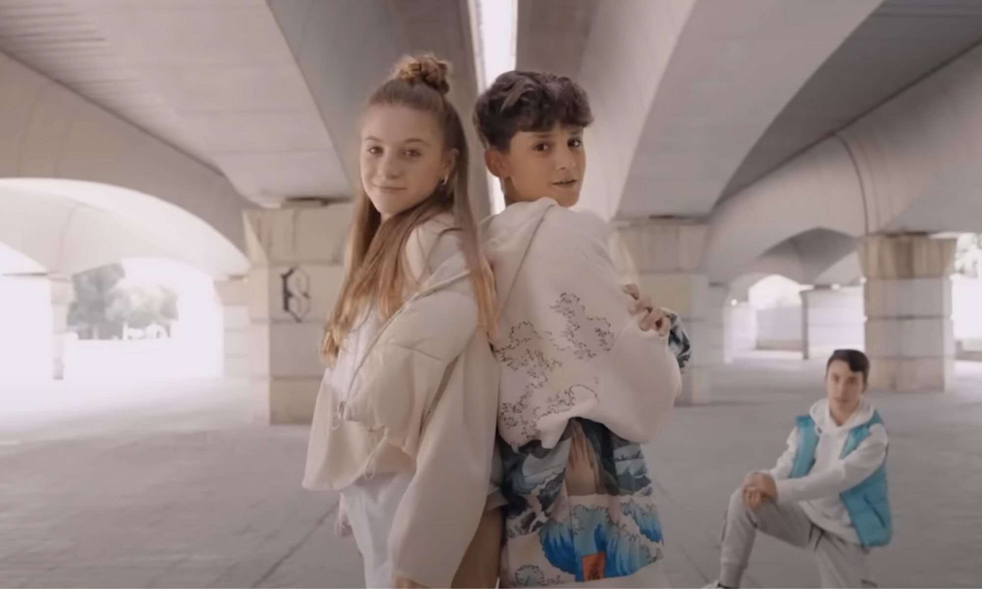 Carlos Higes en el videoclip de "Señorita" para Eurovisión Junior 2022