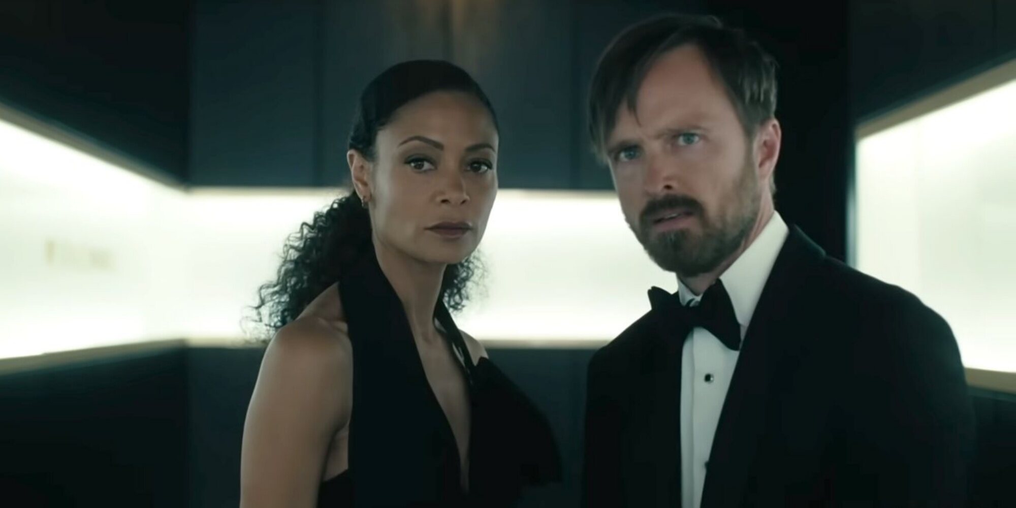 Thandiwe Newton y Aaron Paul en 'Westworld'