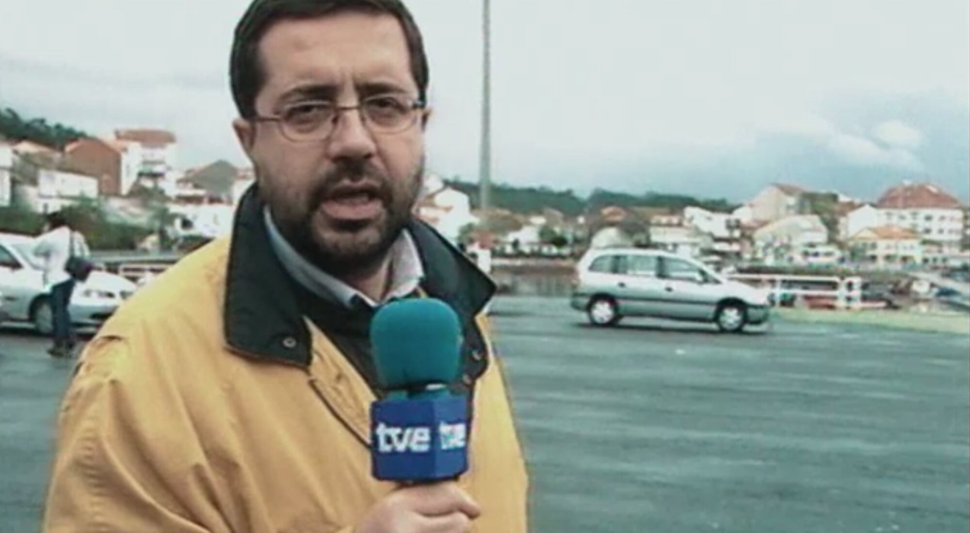 Reportero de TVE durante la crisis del Prestige