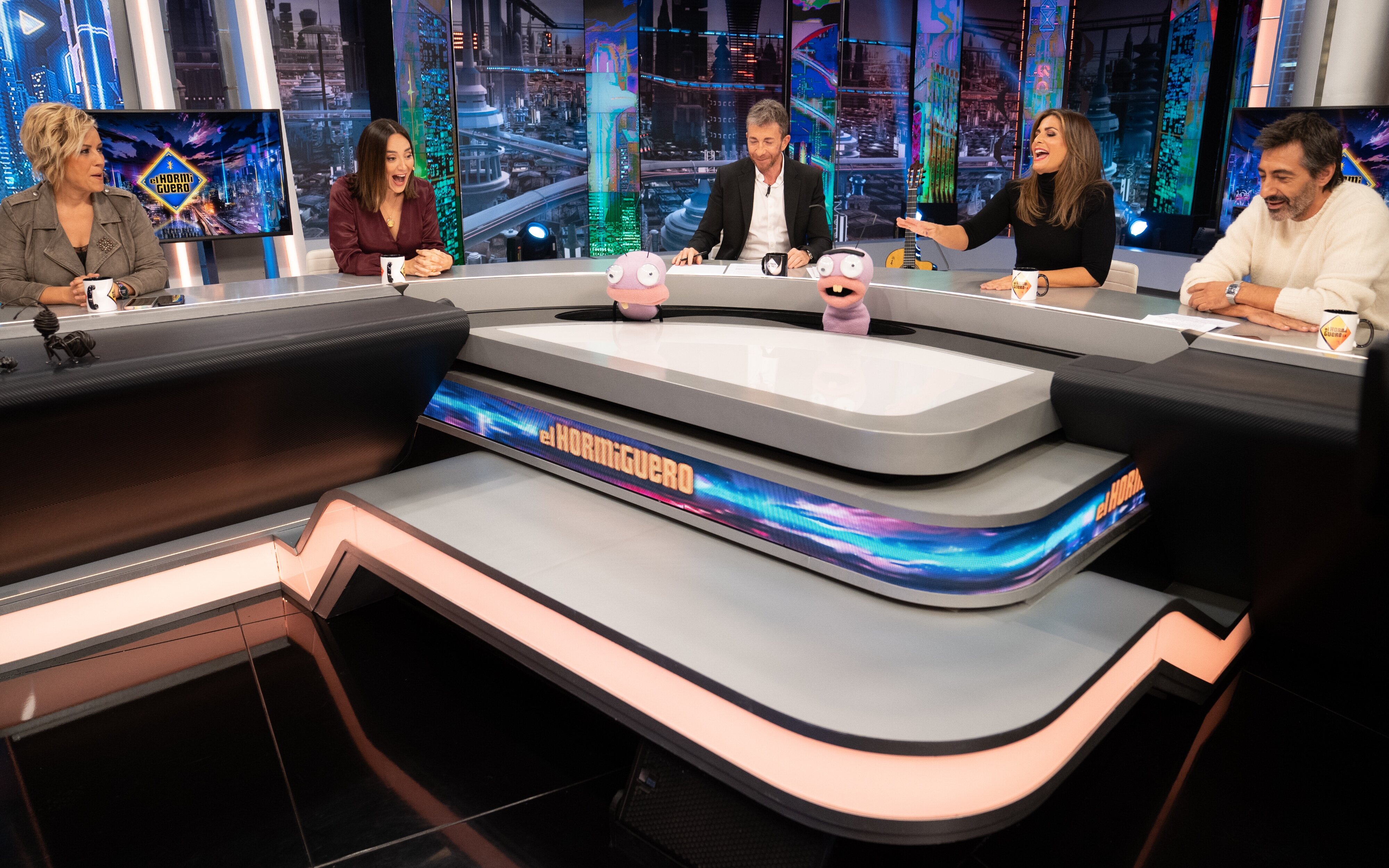 Cristina Pardo, Tamara Falcó, Pablo Motos, Núria Roca y Juan del Val en 'El Hormiguero'