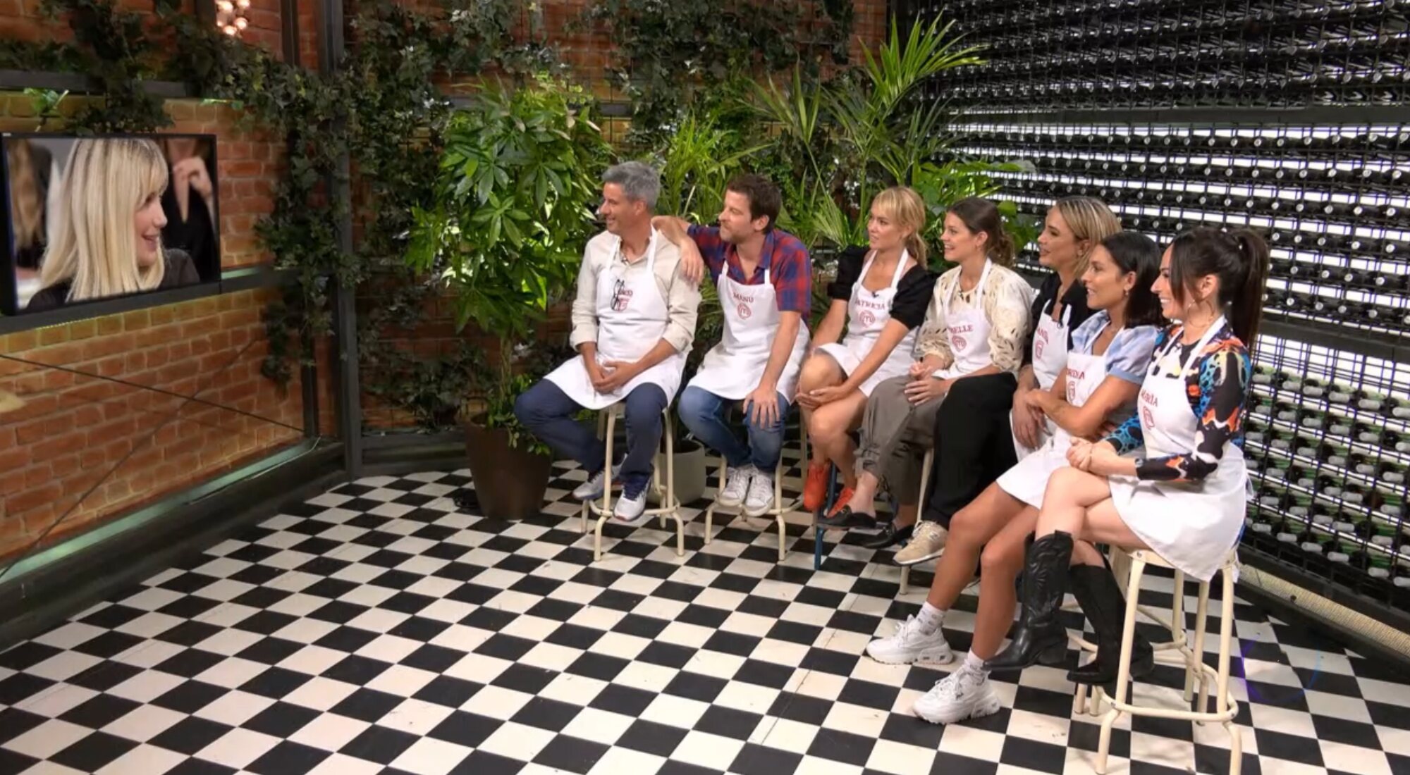 Los aspirantes de 'Masterchef Celebrity 7', atentos al veredicto de sus amigos en una cata a ciegas