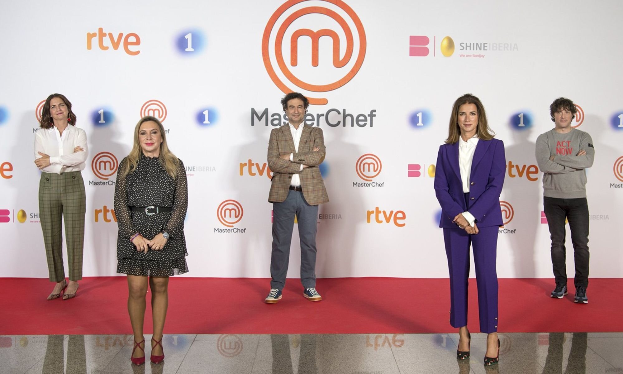 Toñi Prieto y Macarena Rey con los jueces de 'MasterChef'