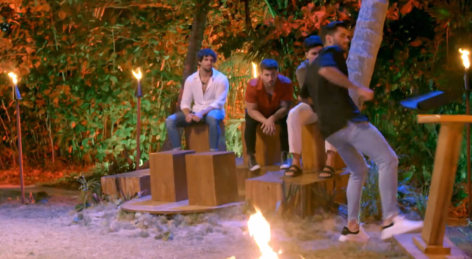 Mario tira la tablet de 'La isla de las tentaciones' de una patada al ver las imágenes de Laura