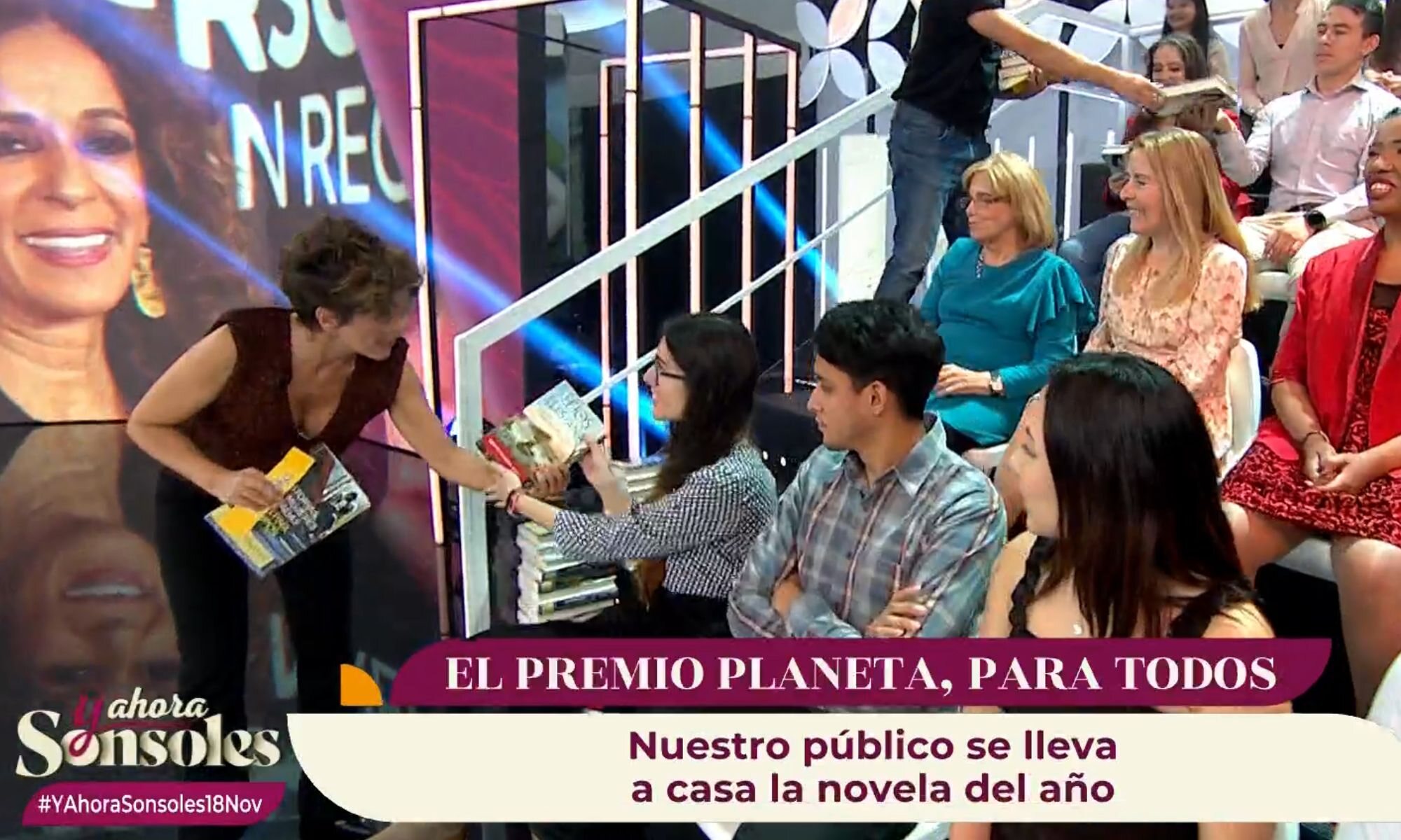 Sonsoles Ónega repartiendo libros en &#39;Y ahora, Sonsoles&#39;