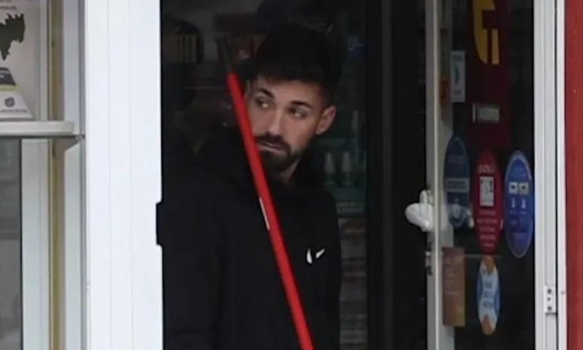 Alejandro Albalá en su estanco