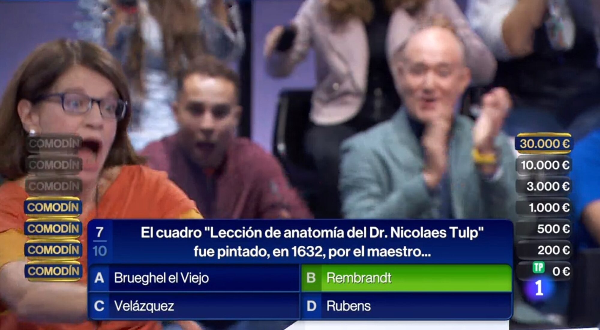 María José Hernanz pierde el equilibrio y cae al suelo en &#39;El comodín de La 1&#39;