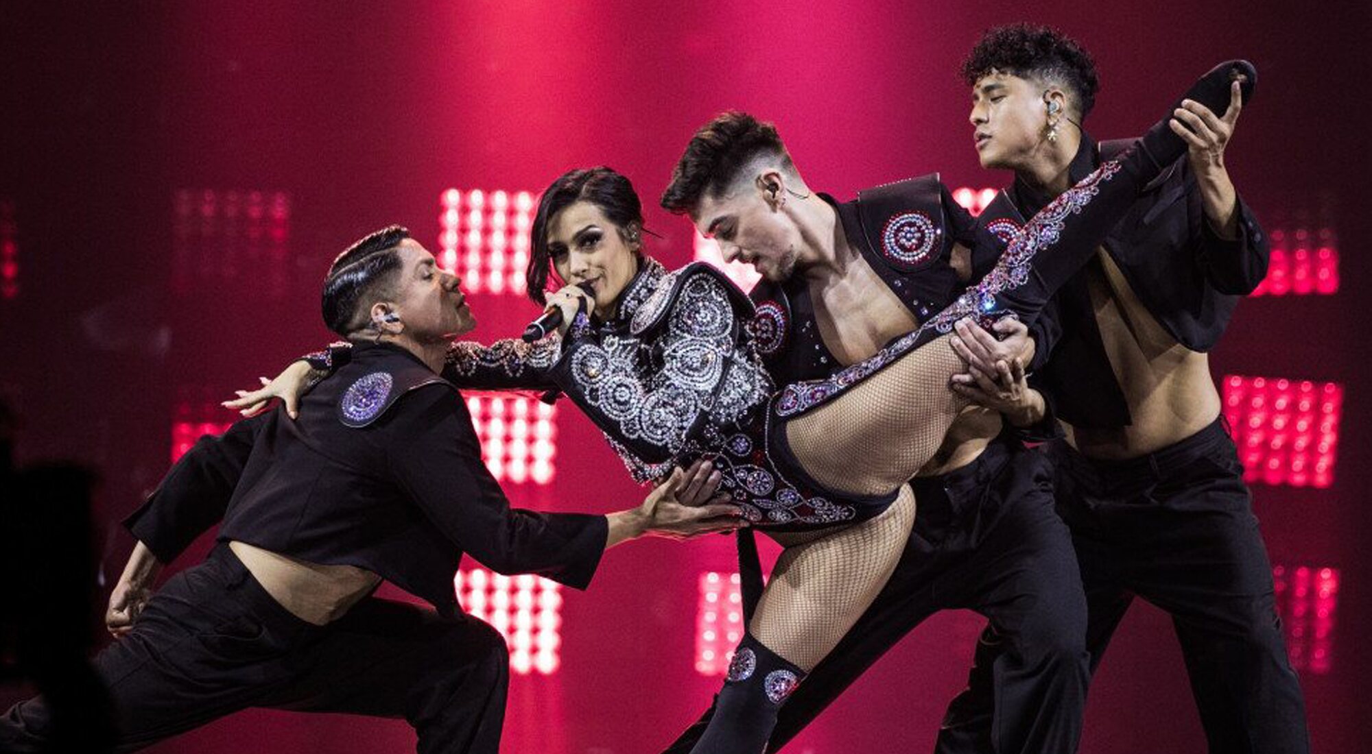 Chanel y sus bailarines en la final de Eurovisión 2022
