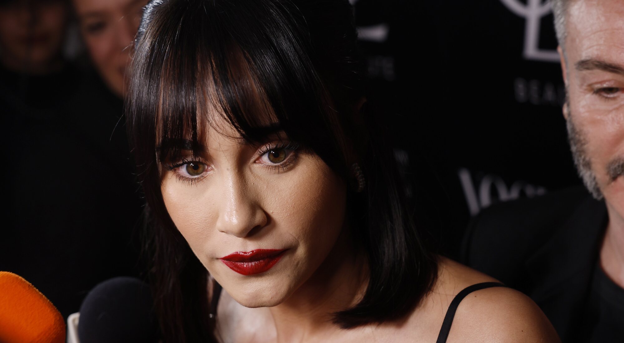 Aitana atiende a la prensa antes de la cena de Yves Saint Laurent Beauté
