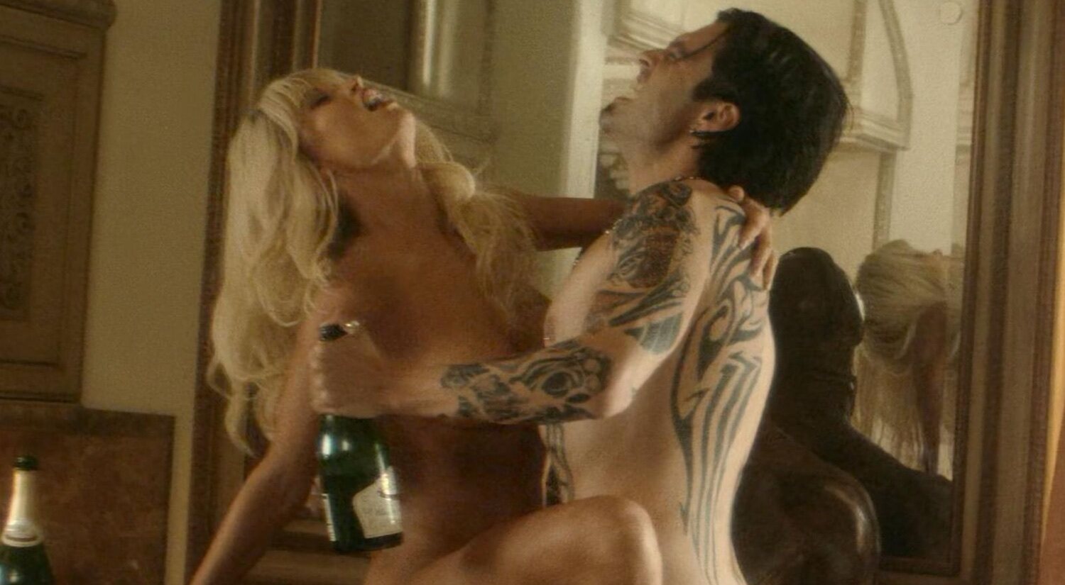 Pamela Anderson y Tommy Lee se pelean desnudos con almohadas en 'Pam & Tommy'