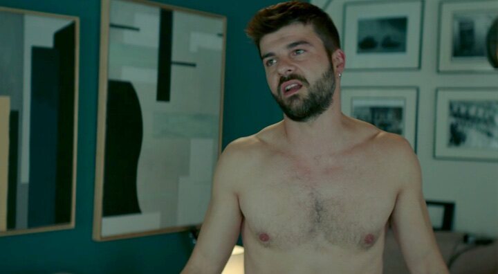 Mauricio, personaje de Jordi Coll, se pasea desnudo en 'Historias para no dormir'