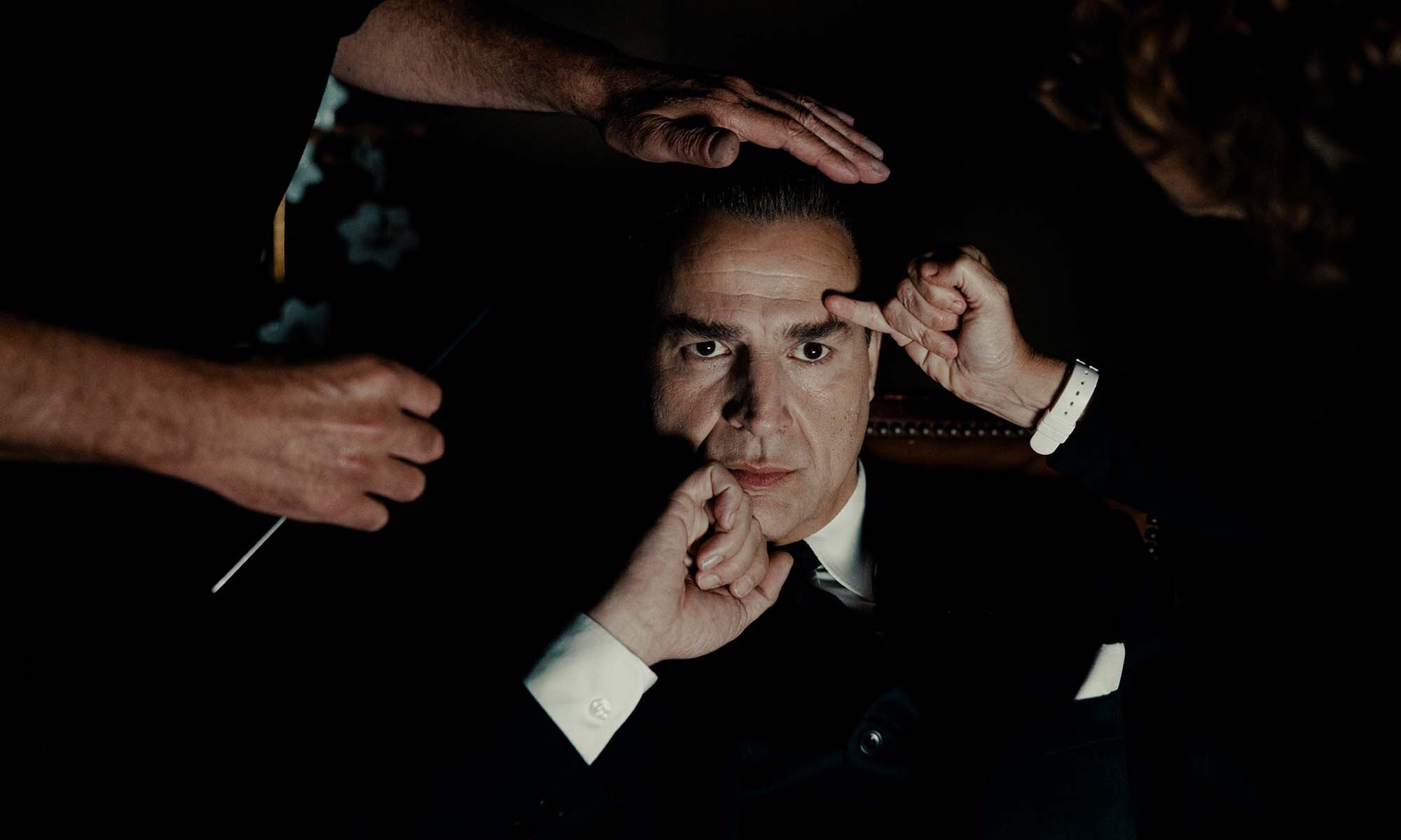 Alberto San Juan como Cristóbal Balenciaga en el rodaje de 'Balenciaga'