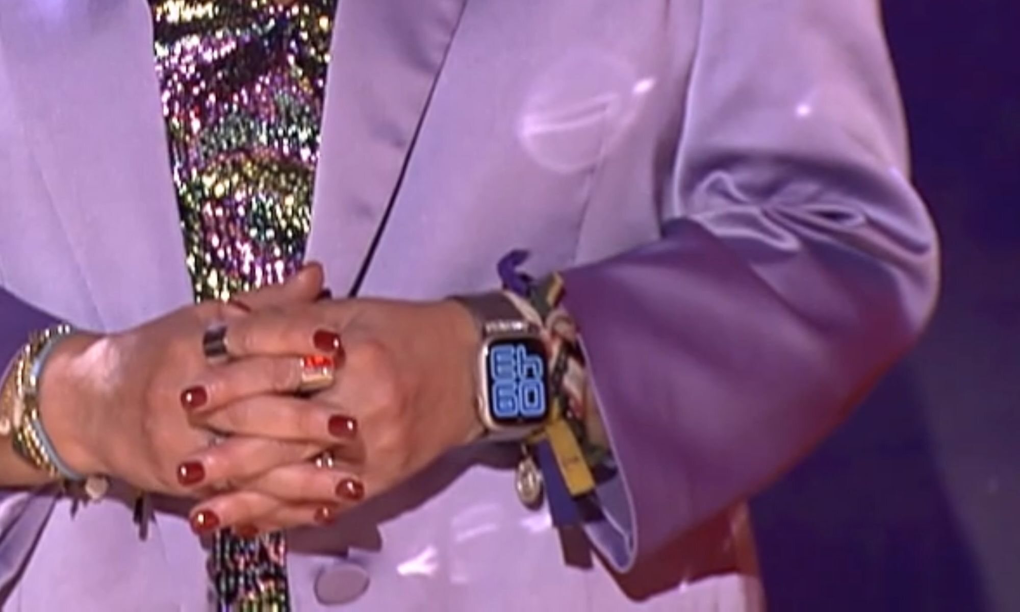 Reloj de Terelu Campos que indica que es por la mañana