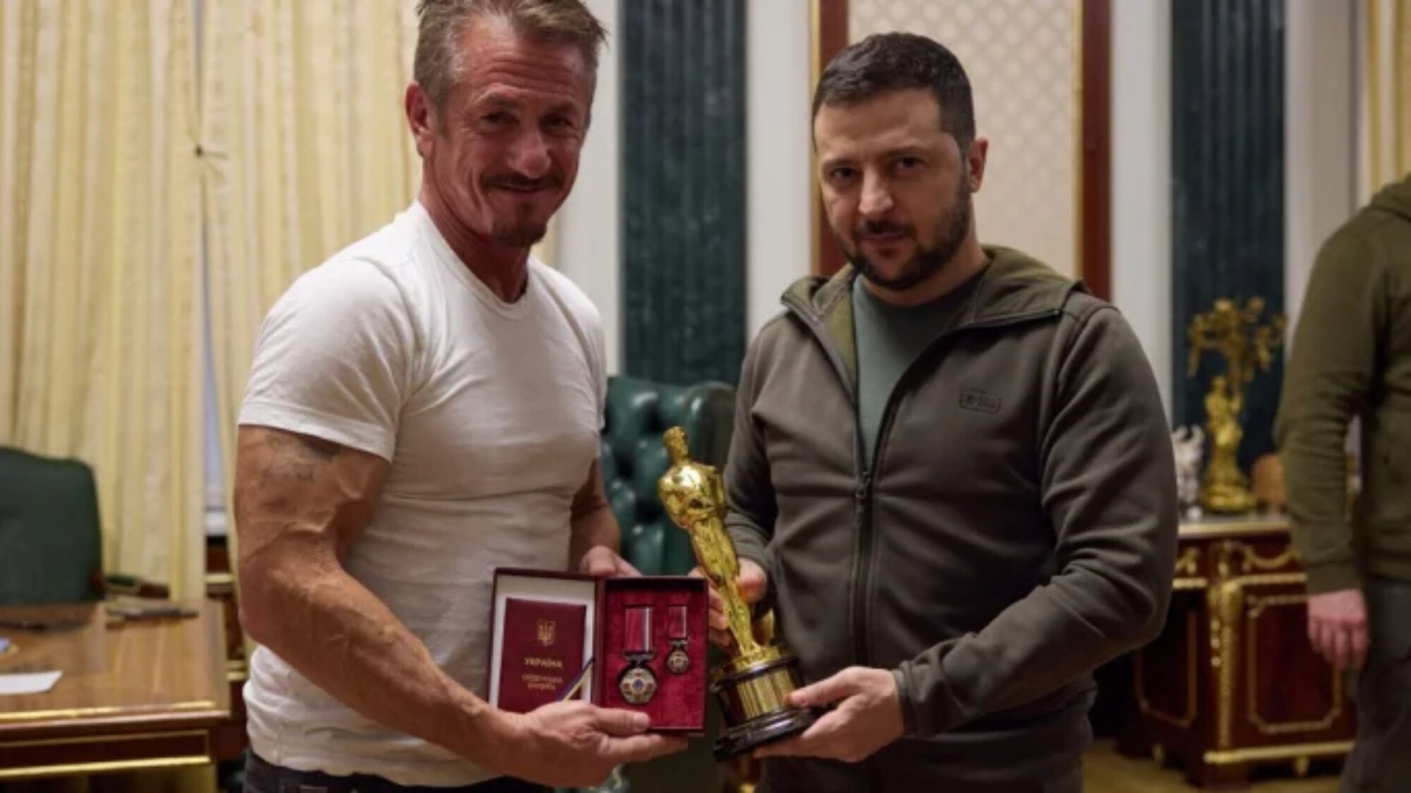 Sean Penn entregando su Oscar a Volodímir Zelenski