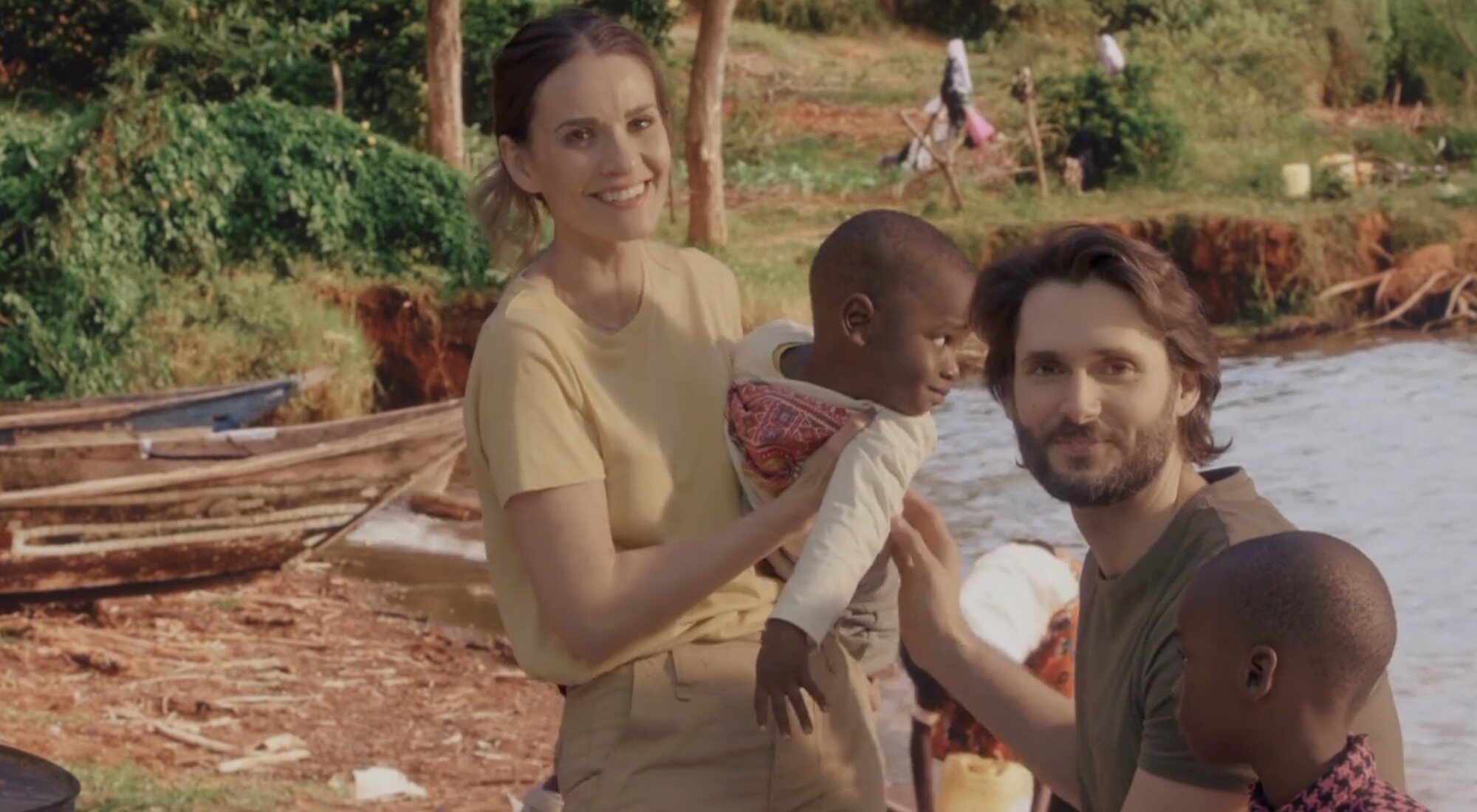 Carol (Elena Ballesteros) y Miguel (Sergio Mur) se marchan a Nigeria en el final de 'Servir y proteger'