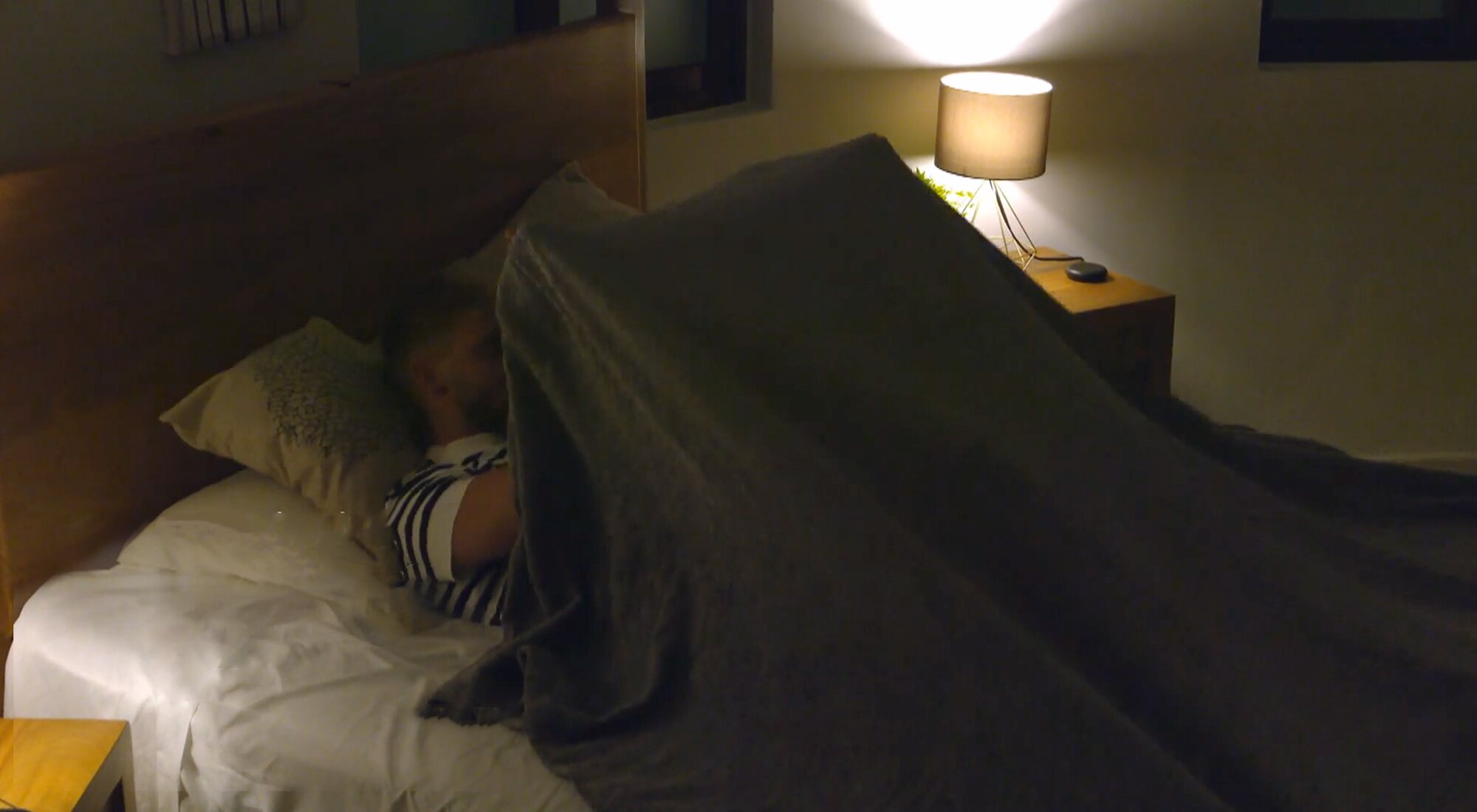 David y María se ocultan bajo una manta en &#39;La isla de las tentaciones 6&#39;