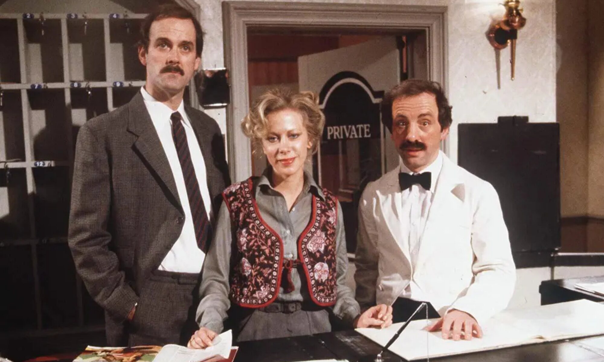 John Cleese, Prunella Scales y Andrew Sachs en 'Hotel Fawlty'