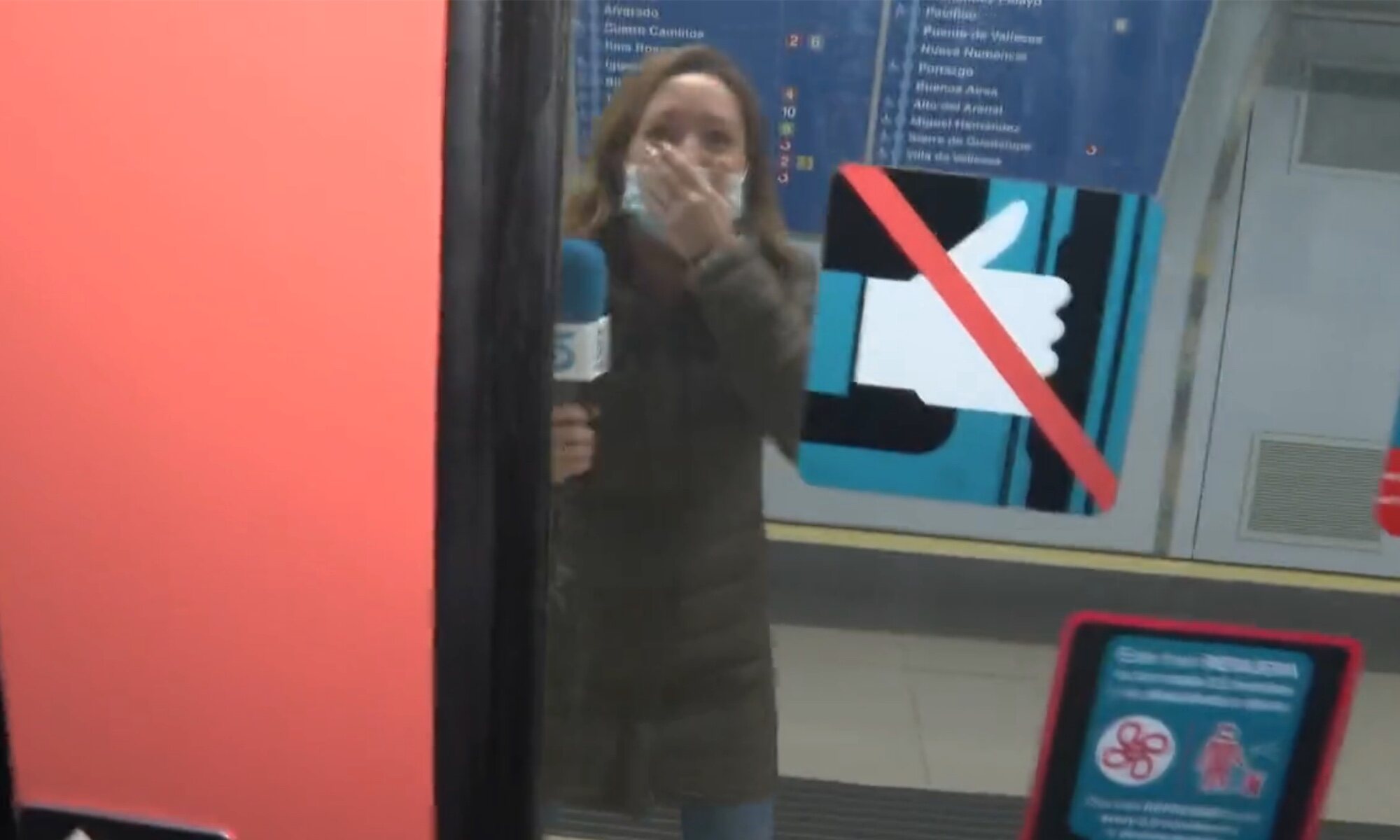 La reportera, fuera del metro; el cámara, dentro