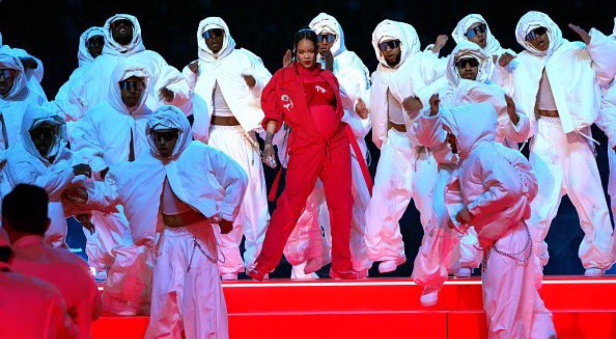 Rihanna durante la actuación de la Super Bowl 2023