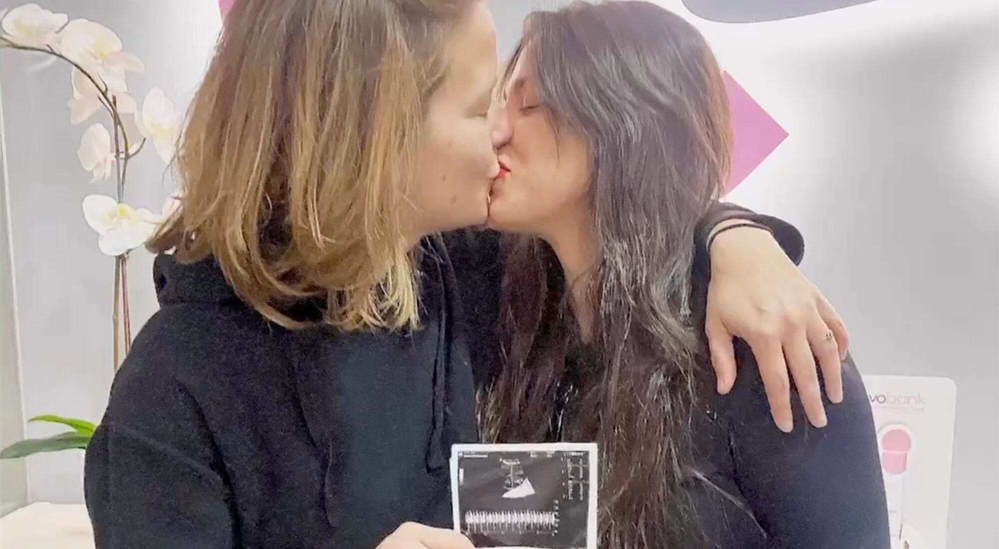 María Casado y Martina diRosso junto a la ecografía de su bebé