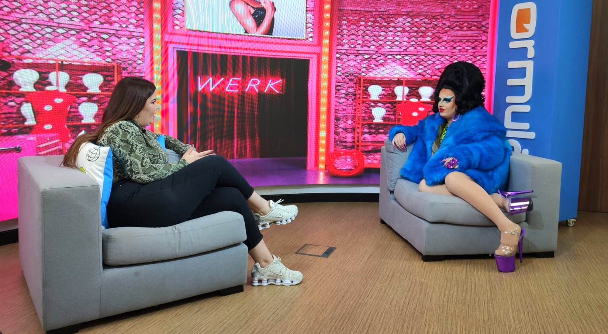 Almudena M. Lizana entrevistando a Choriza May en el plató de FormulaTV