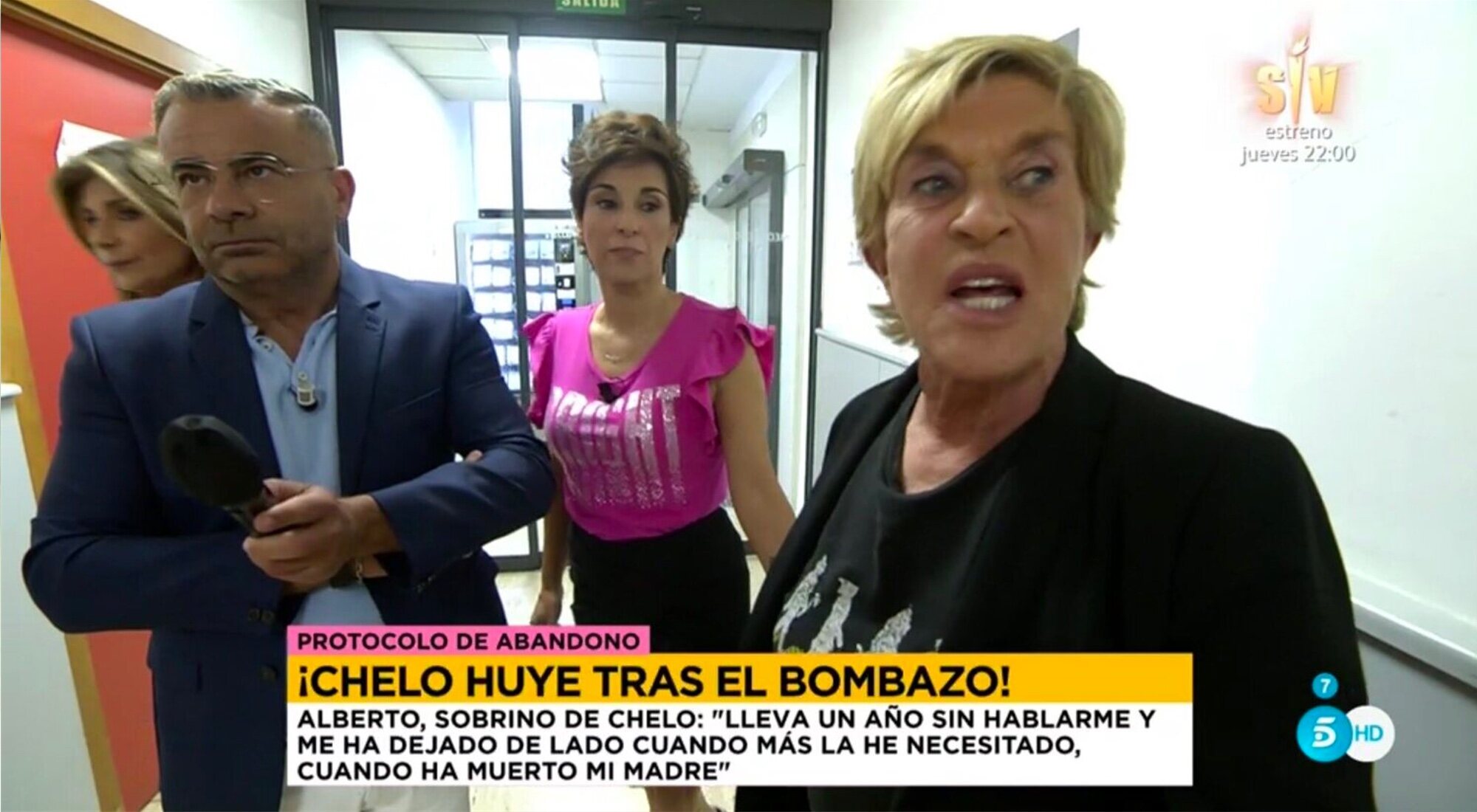 Gema López, Jorge Javier Vázquez y Adela González en el protocolo de abandono de Chelo García-Cortés en 'Sálvame'