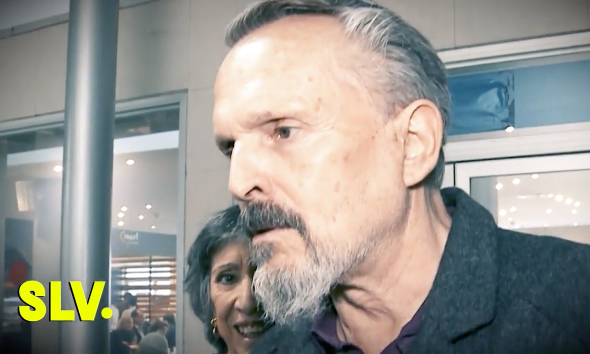 La tensa mirada de Miguel Bosé con la periodista