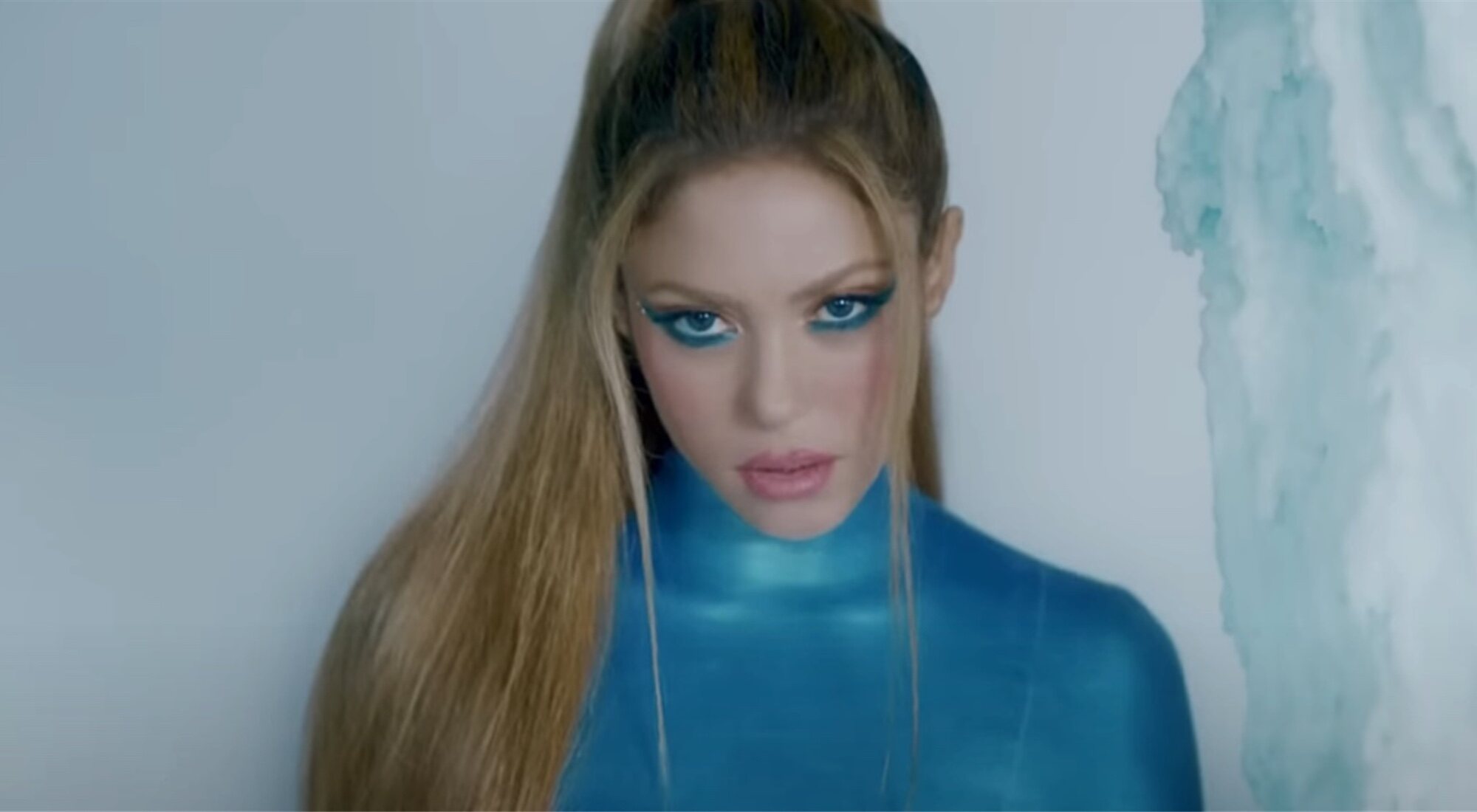 Shakira en el videoclip de "TQG"