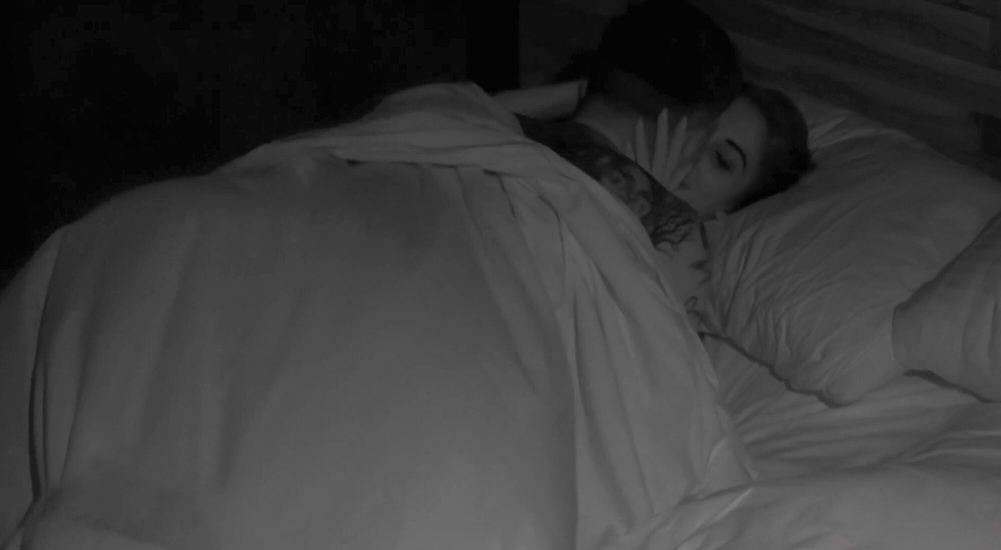 Naomi se besa con Napoli en su cama en el avance de 'La isla de las tentaciones'