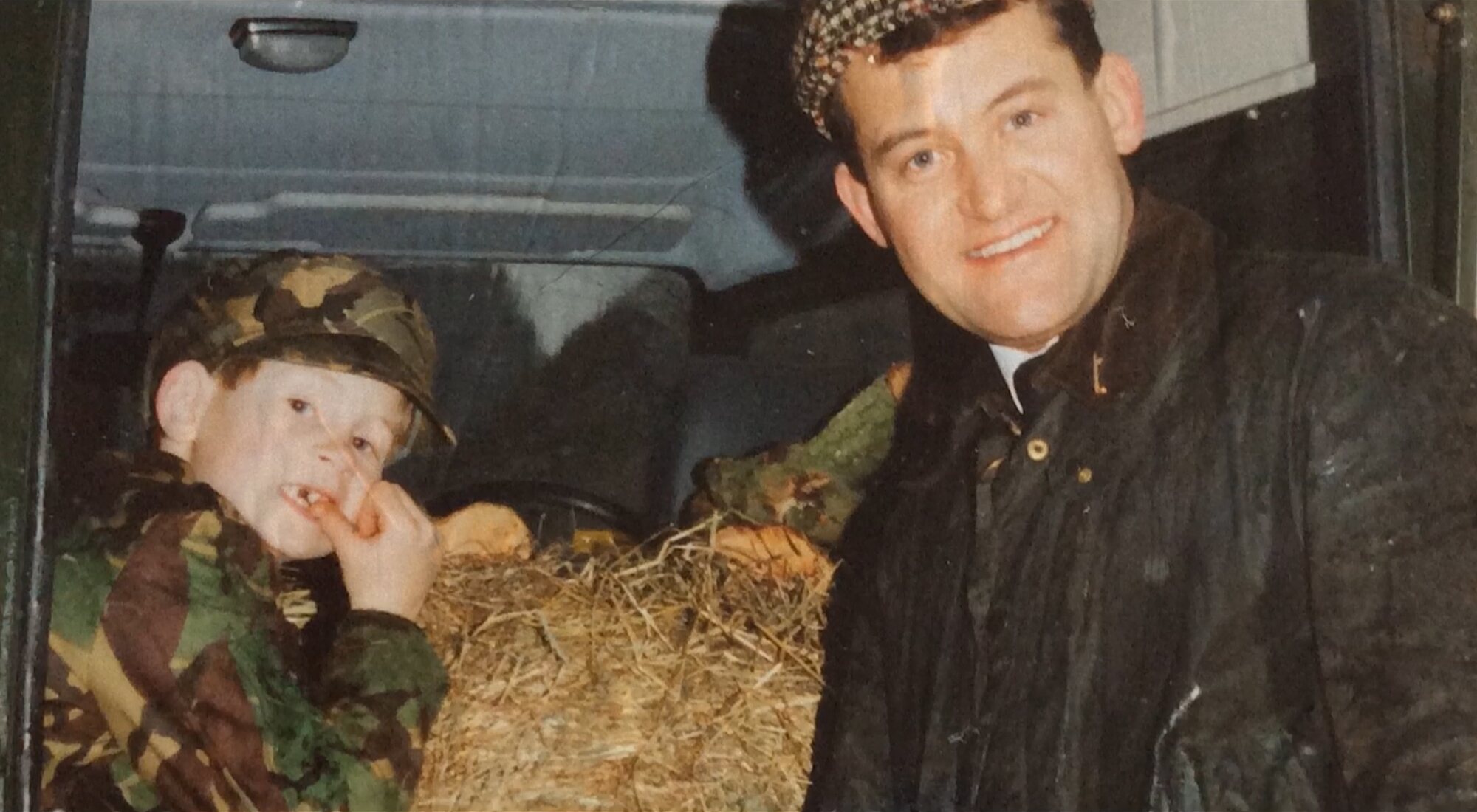 Paul Burrell junto al príncipe Harry en su niñez, en una foto mostrada en &#39;Viajando con Chester&#39;